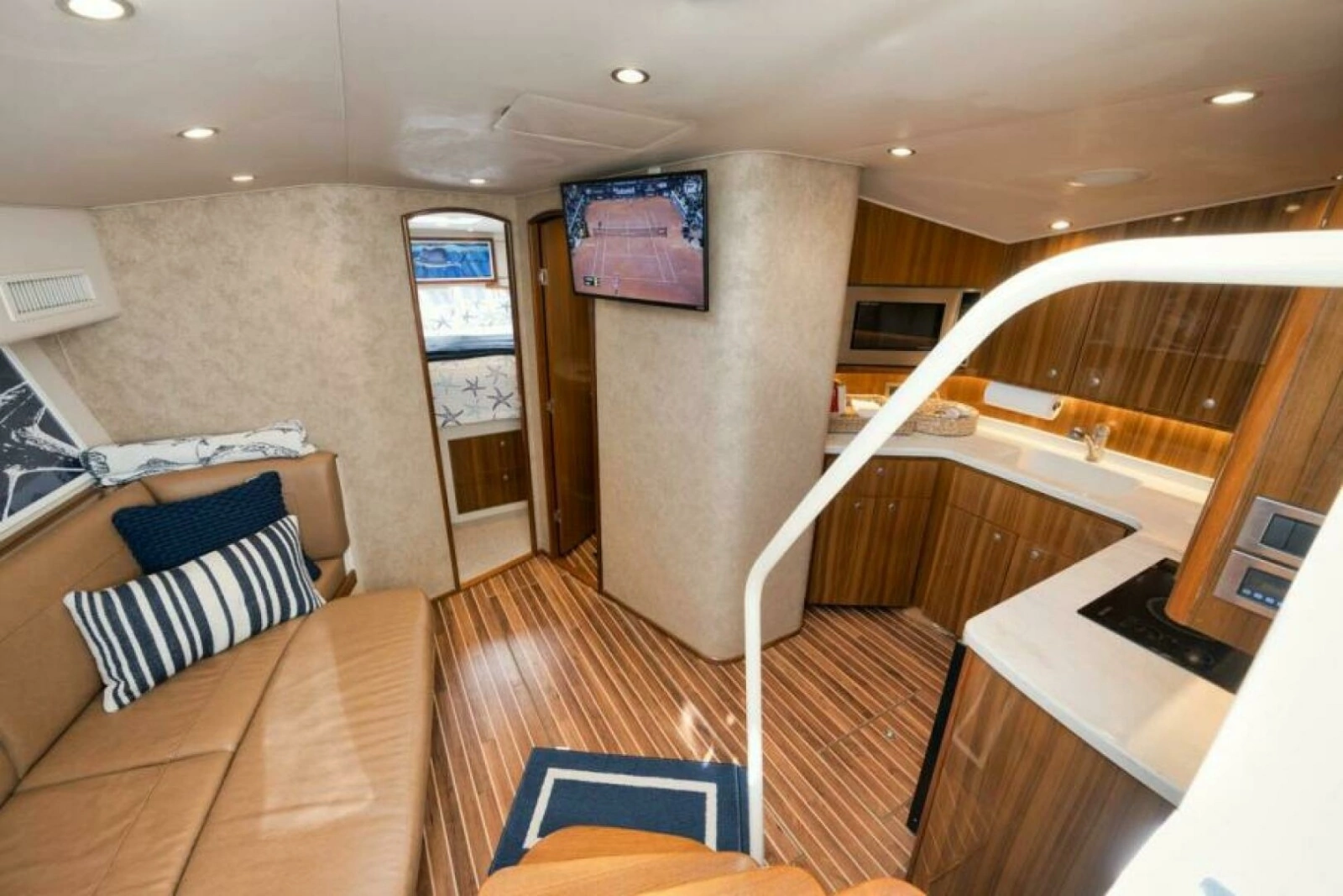 Viking 42 GAMECHANGER - Salon