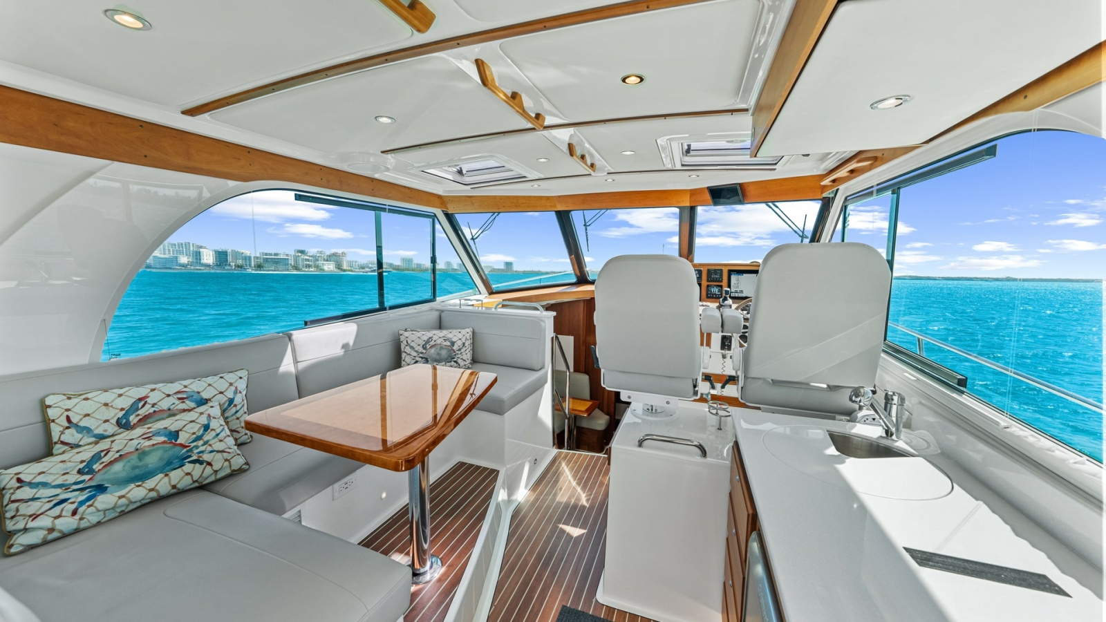 Spacious Helm and Salon Area