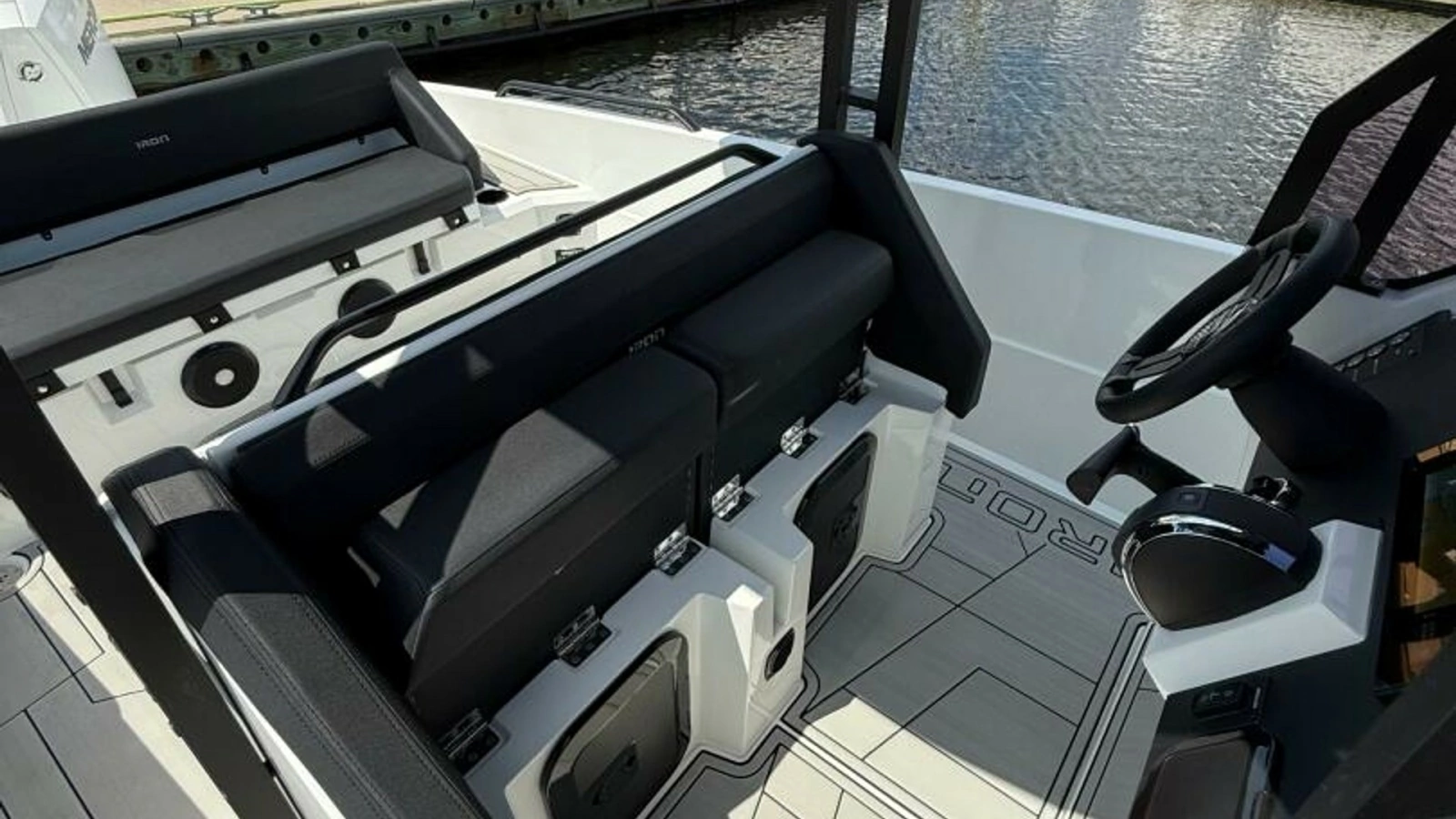 2024 Iron 27 Center Console