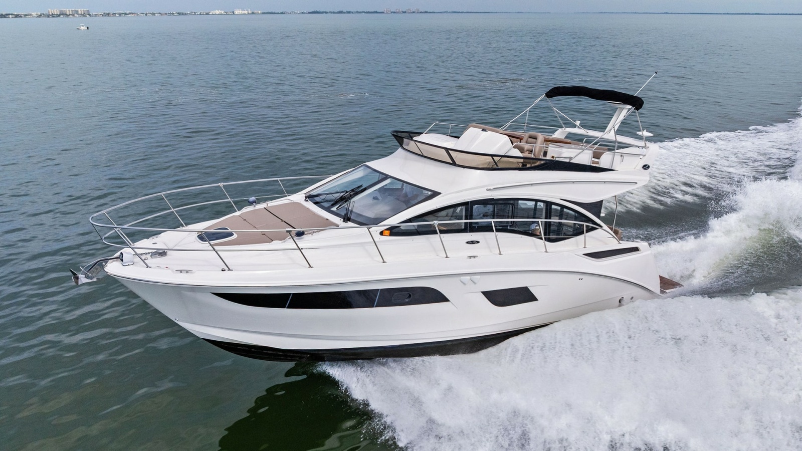Dynamic Flybridge and Bow View