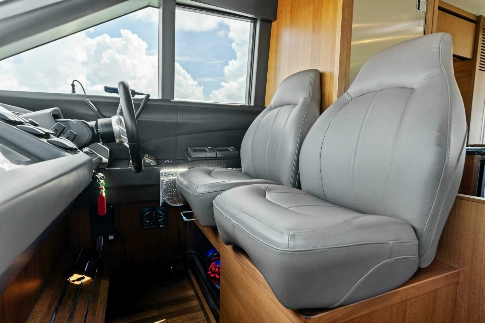 2015 Princess F60 - Helm