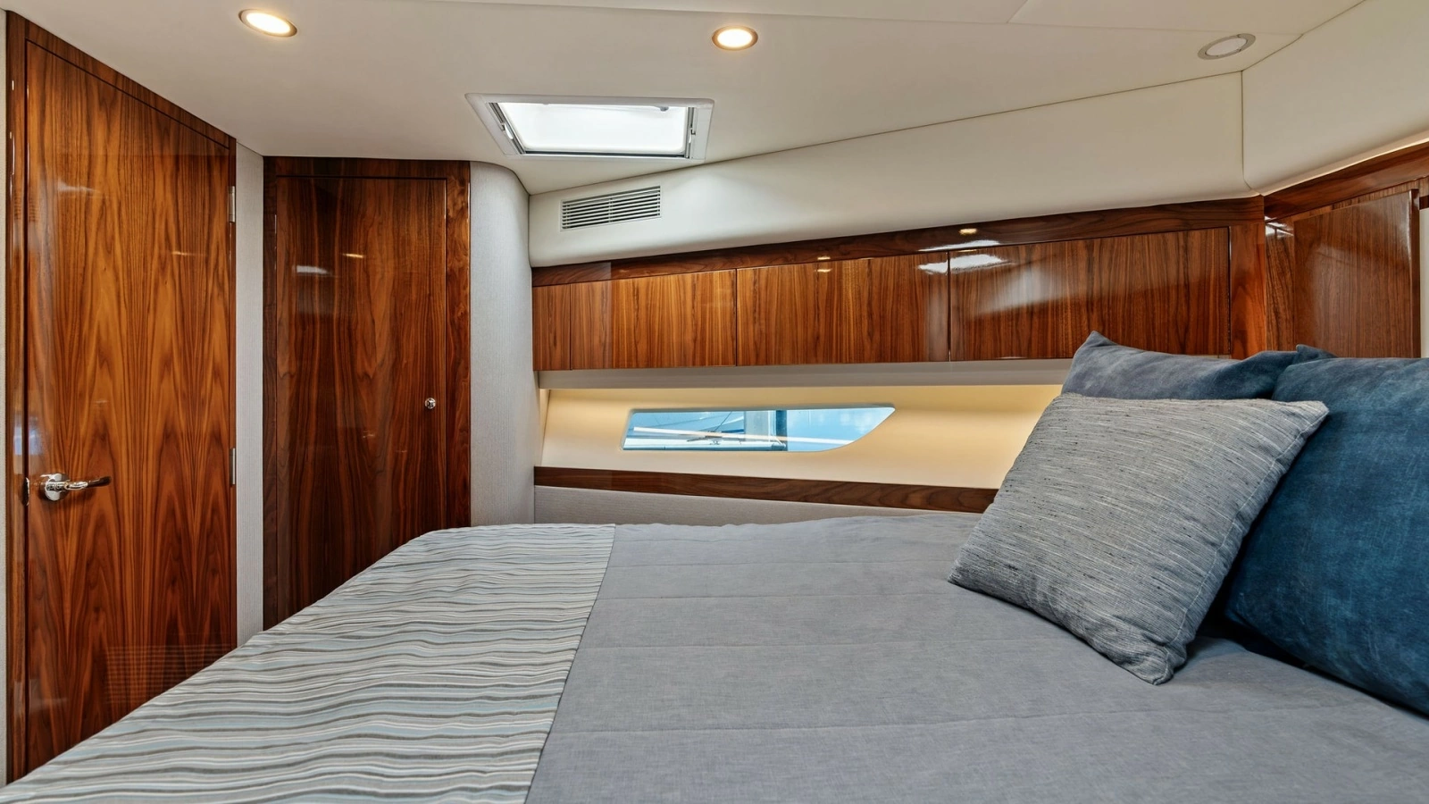 Luxurious Forward Stateroom