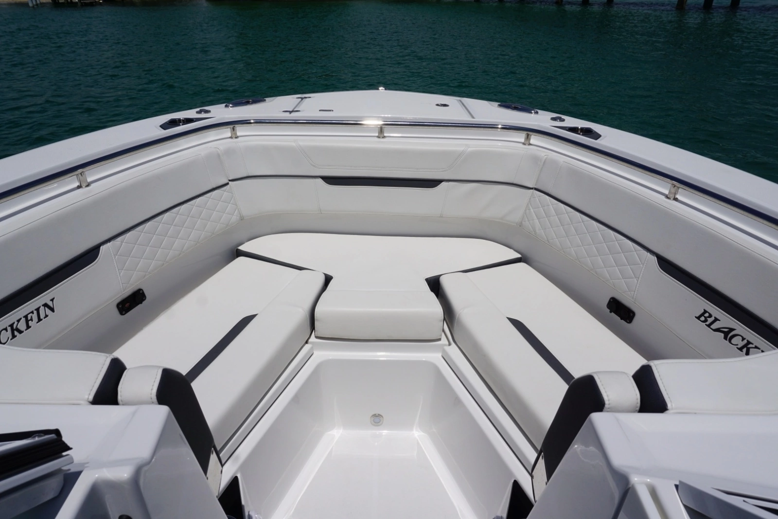 2023 27 Blackfin 272 DC Bow Seating (1)