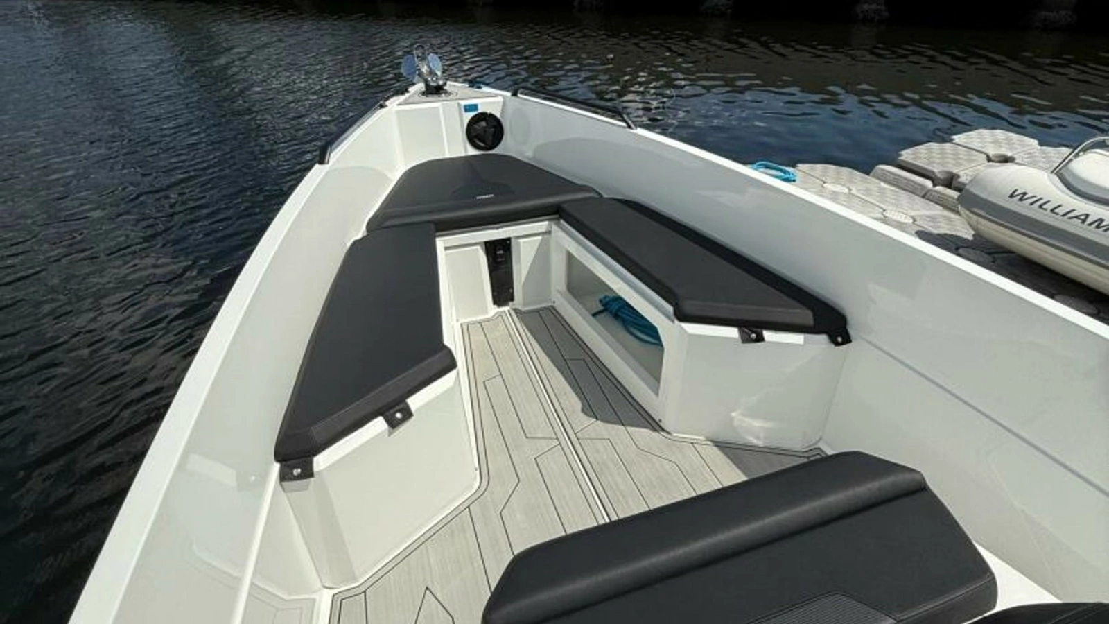 2024 Iron 27 Center Console