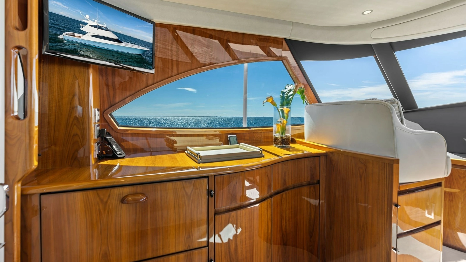 Enclosed Bridge Helm Station