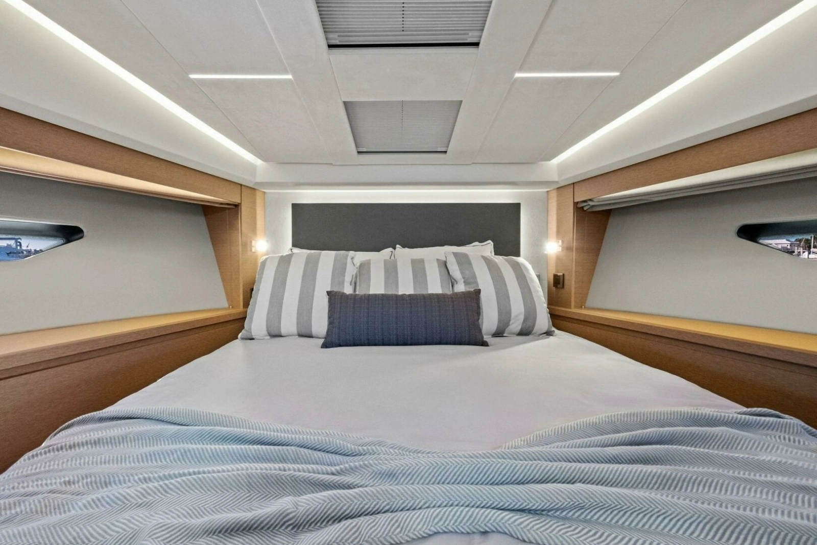 2022 Prestige 520 Flybridge