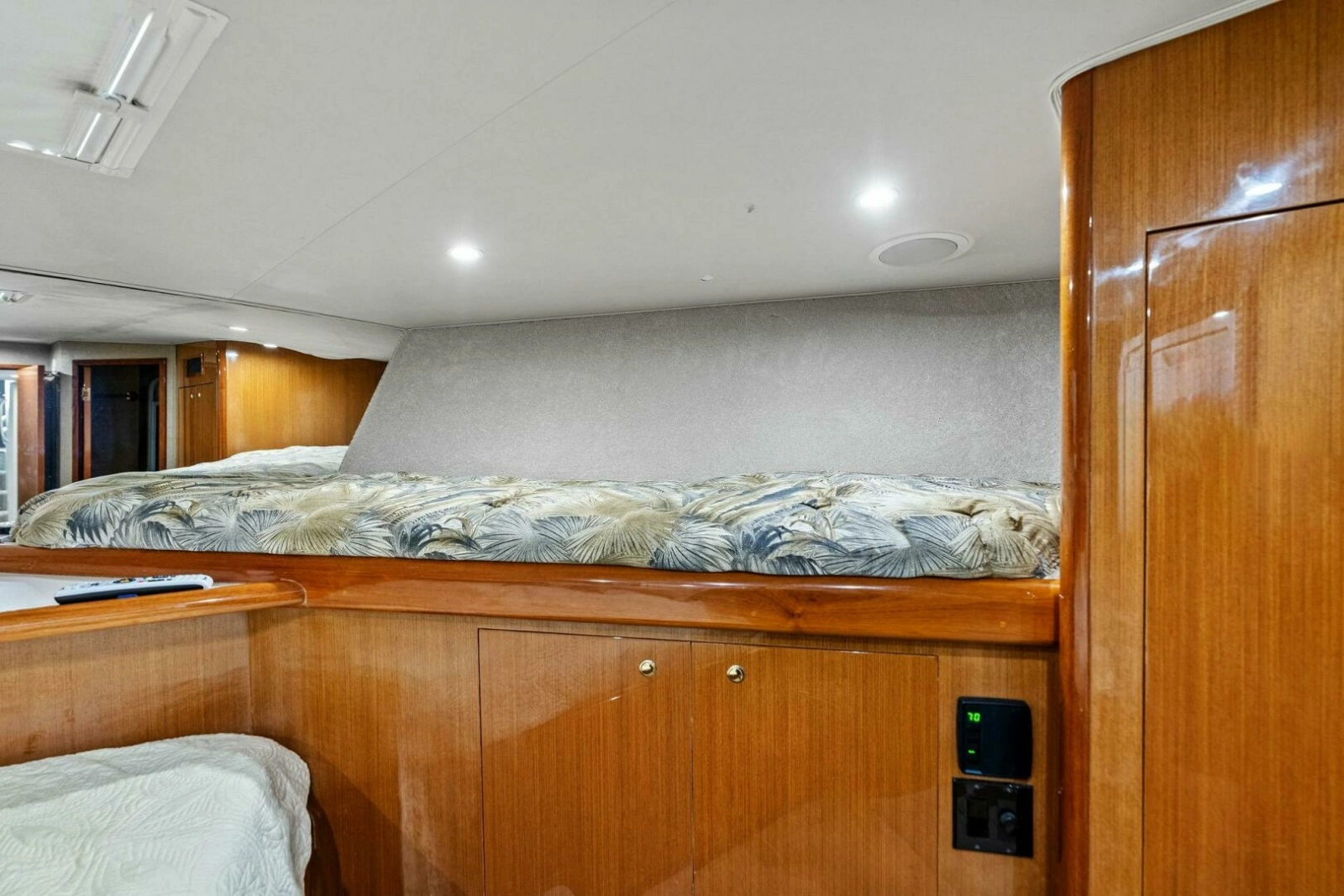 2002 Viking 65 Convertible photo 38