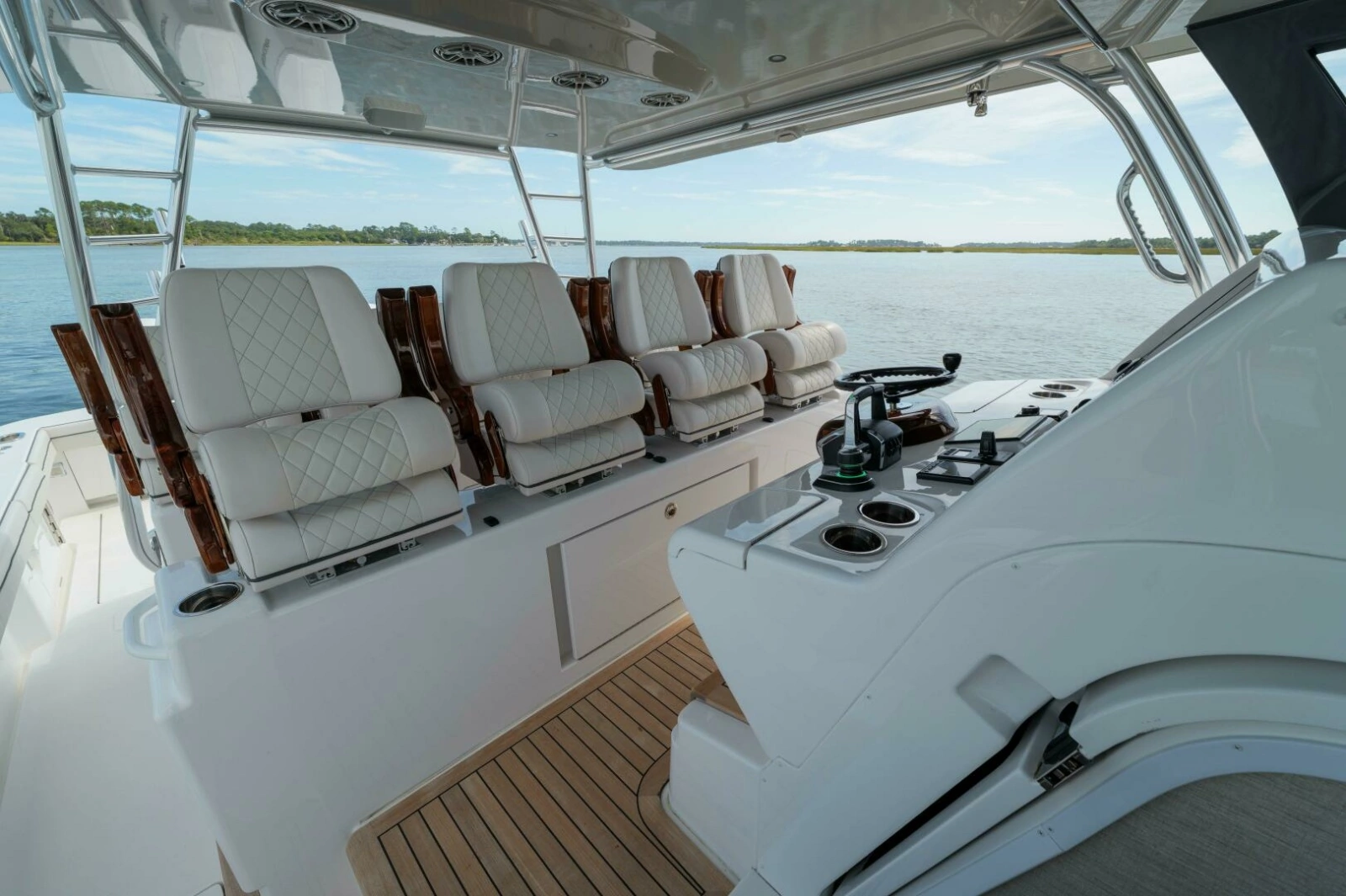 Valhalla 55 - Lucky 24 IV - Helm Station Seating