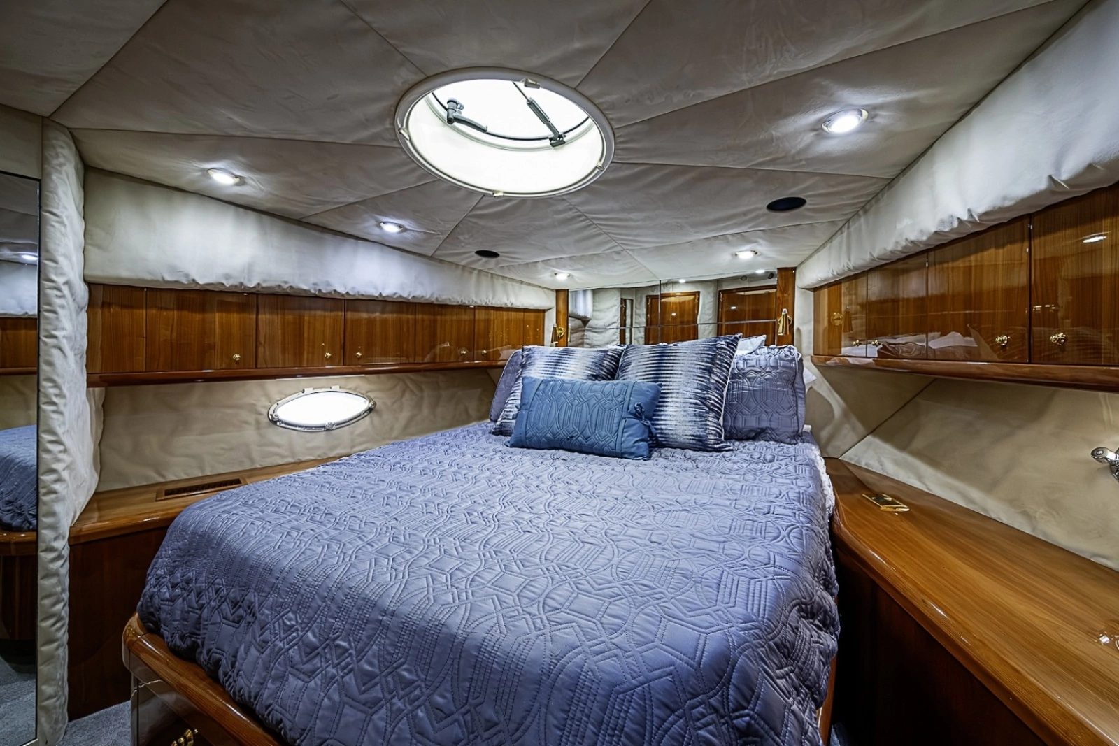 Sunseeker 62 EAGLE II - VIP Stateroom Forward