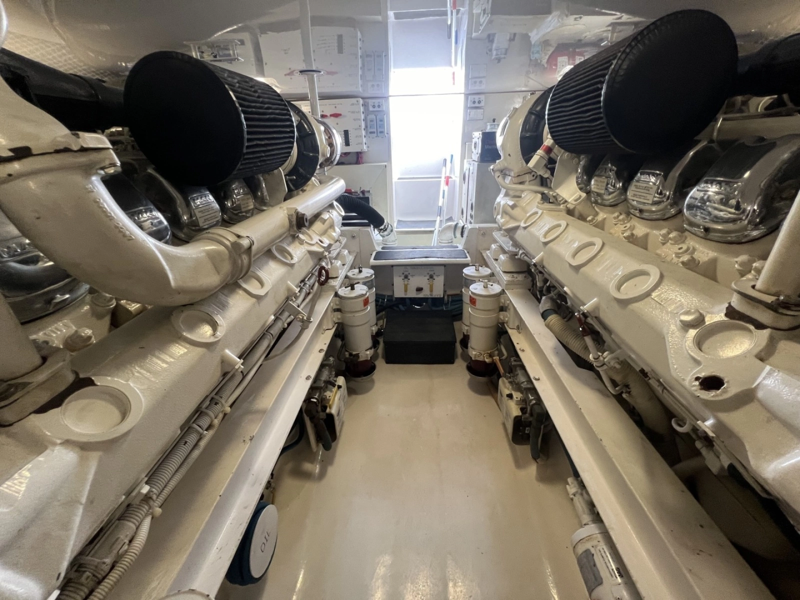 Viking 52 LET IT RAIN - Engine Room