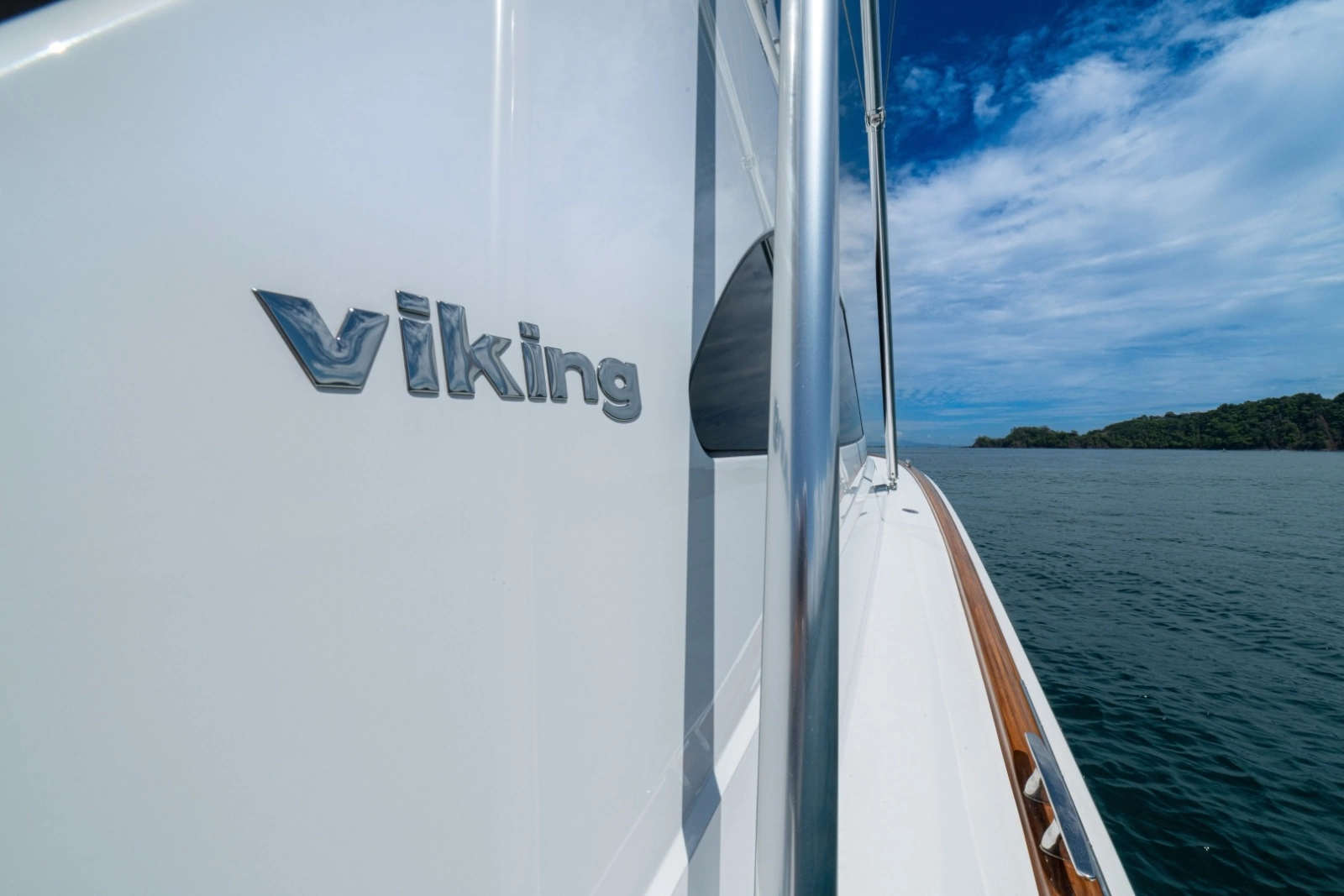 2023 Viking 46 Billfish Walkway