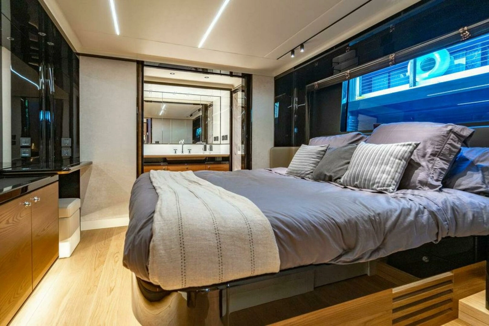 Absolute 64 - Kingship - Master Stateroom