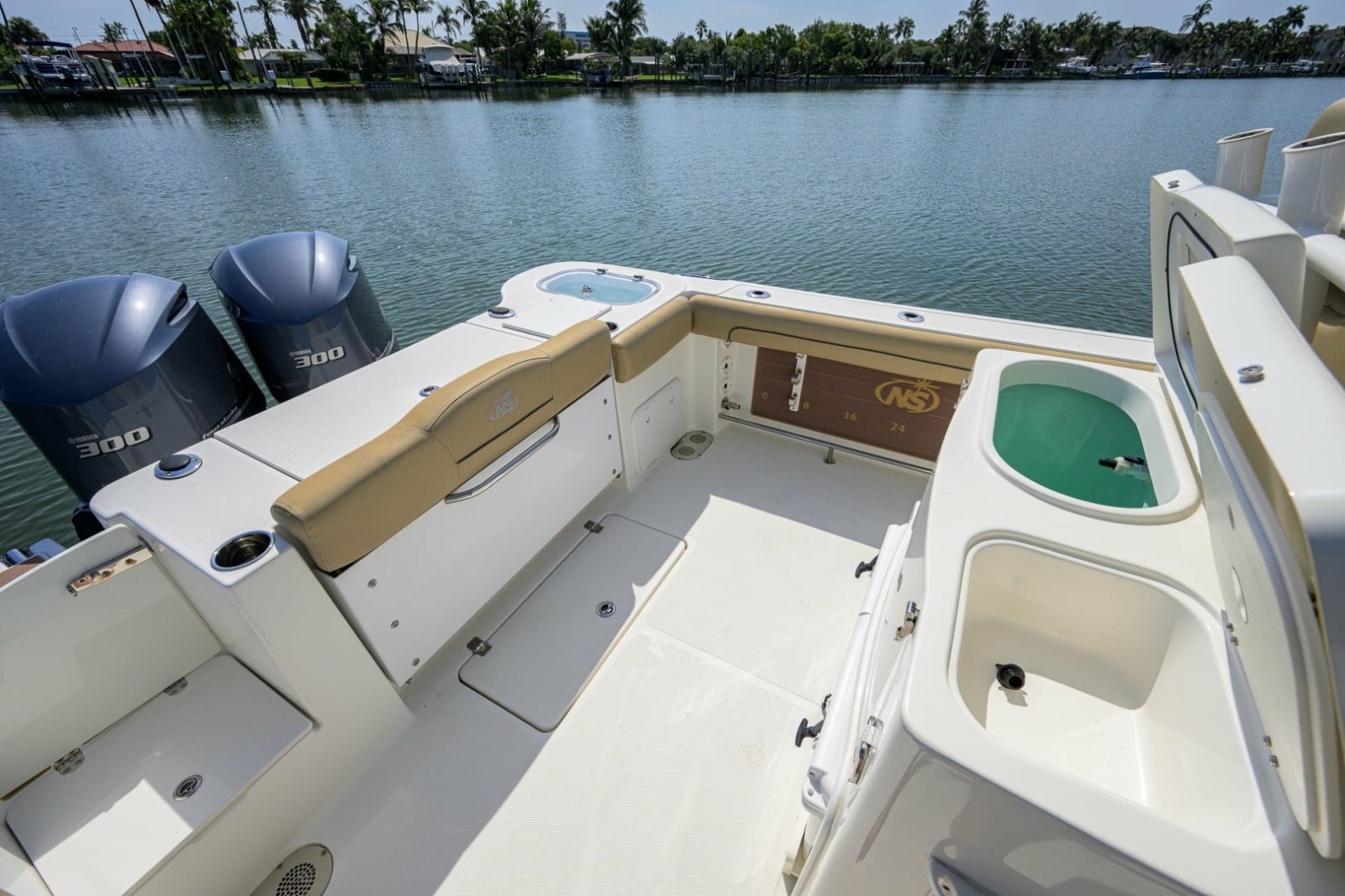 NauticStar 28 - Cockpit