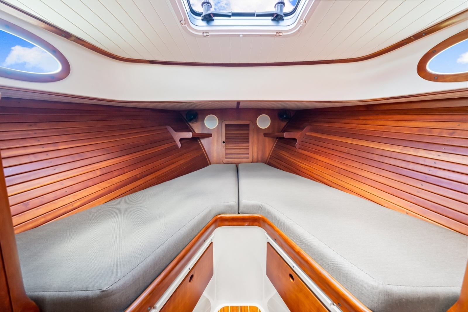 1998 36 Hinckley Picnic Boat Stateroom