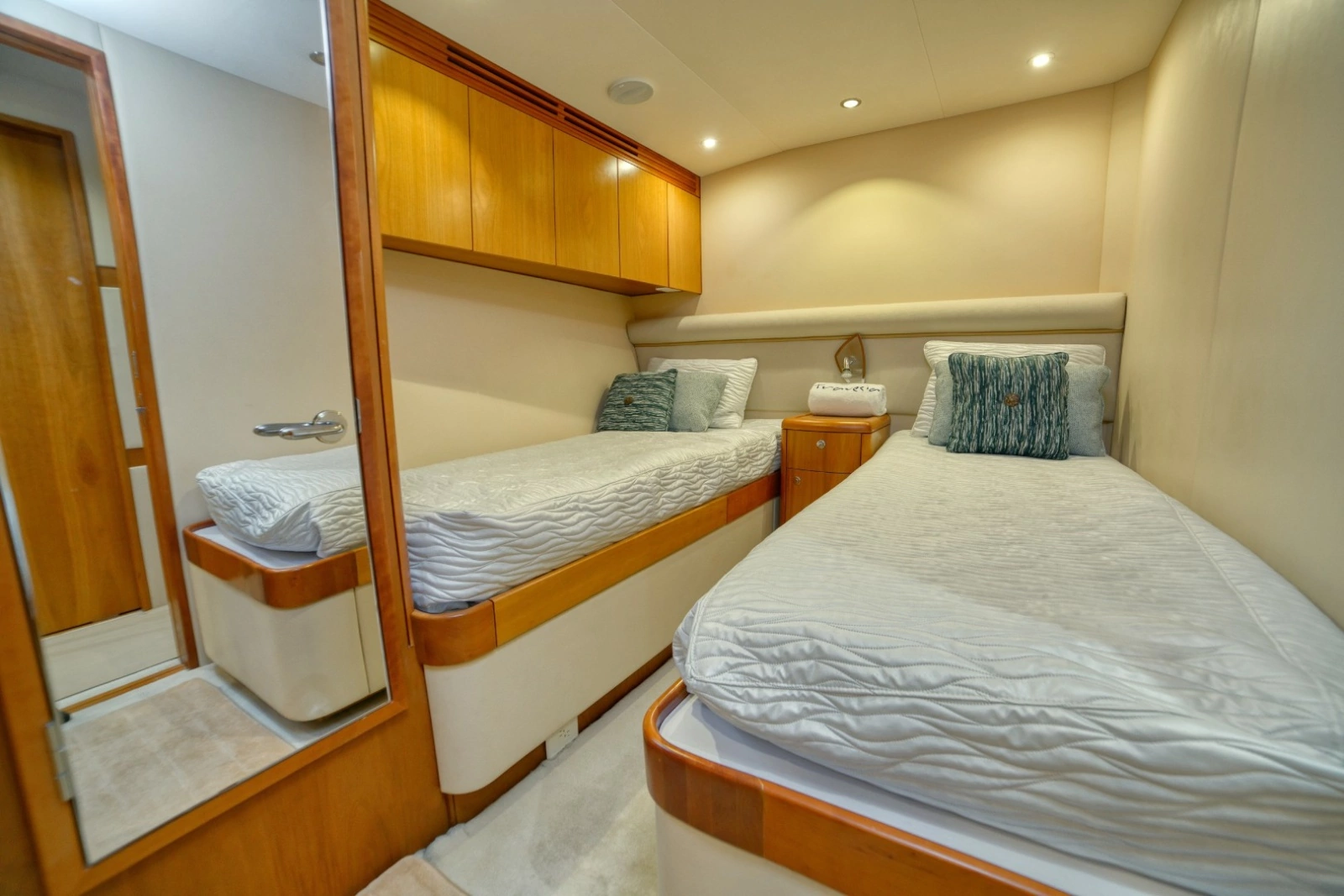 2005 Hatteras 68 Convertible - Guest Stateroom