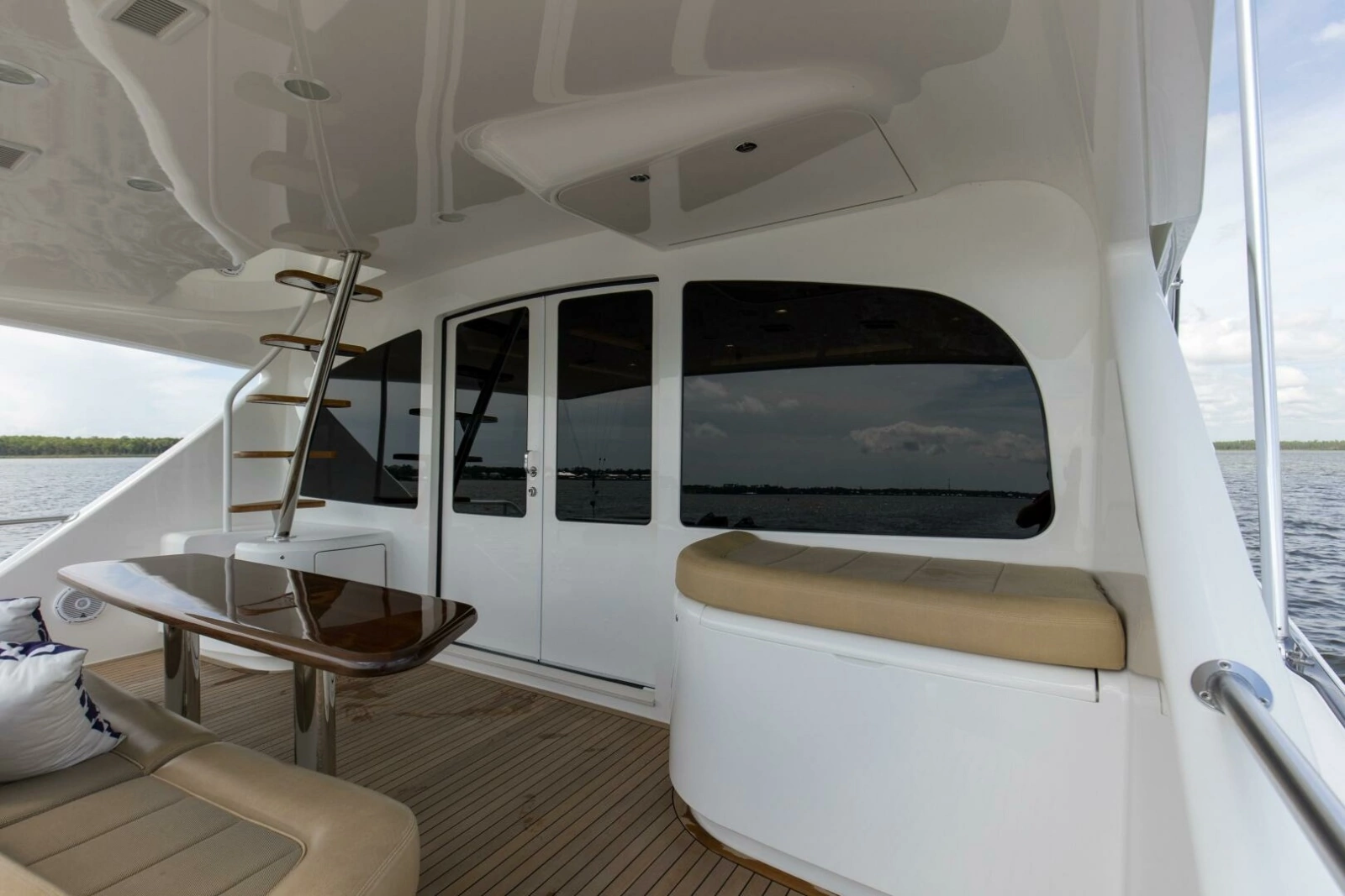 2016 92 Viking Enclosed Bridge Touche Stern Deck (7)