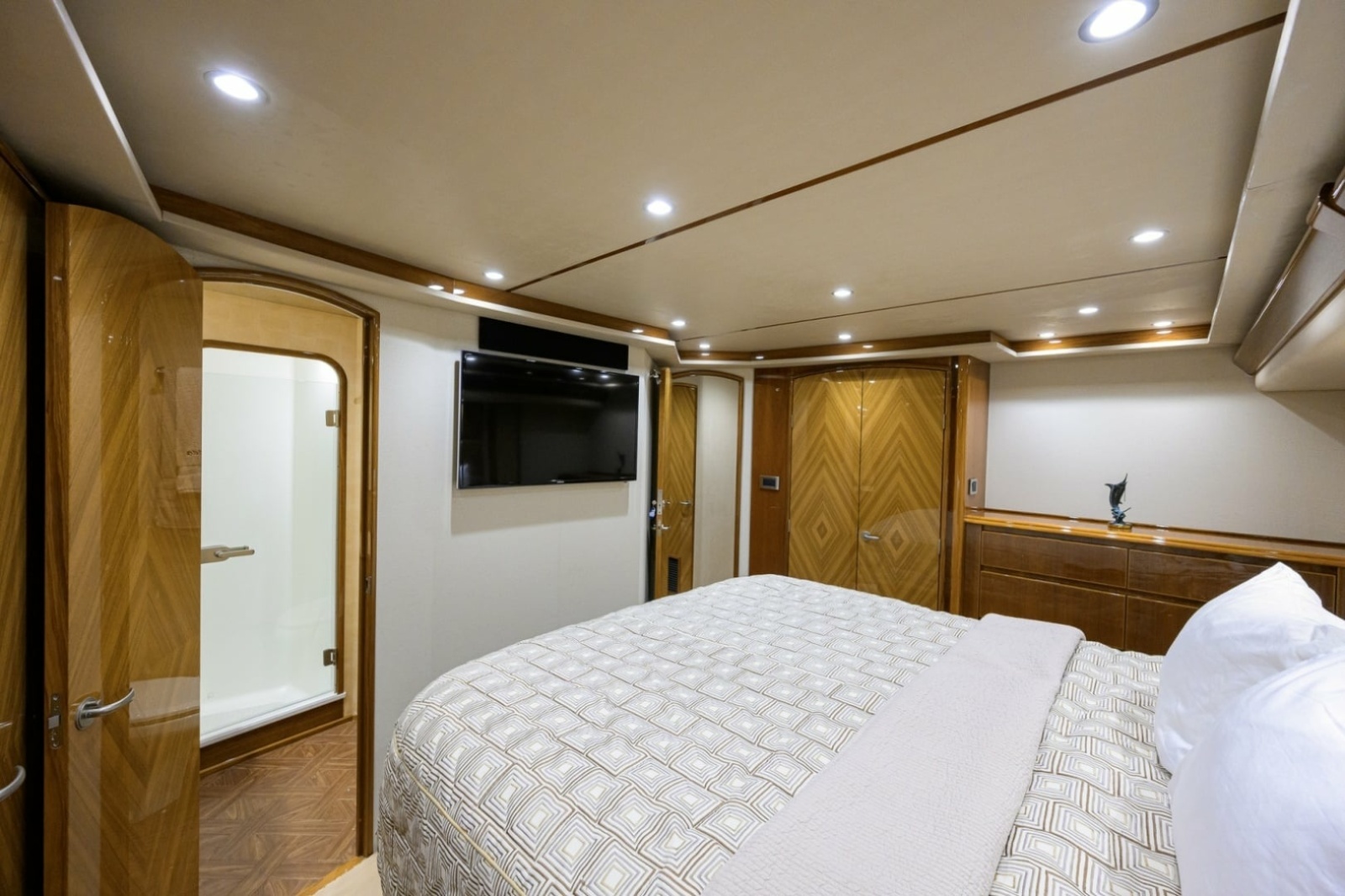 Viking 70 DESPERADO - Master Stateroom