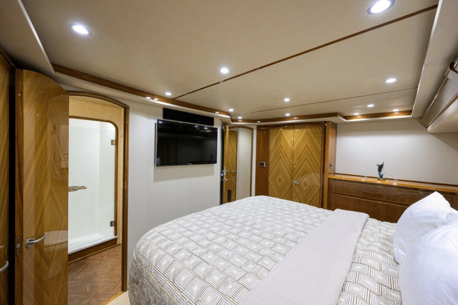 Viking 70 DESPERADO - Master Stateroom