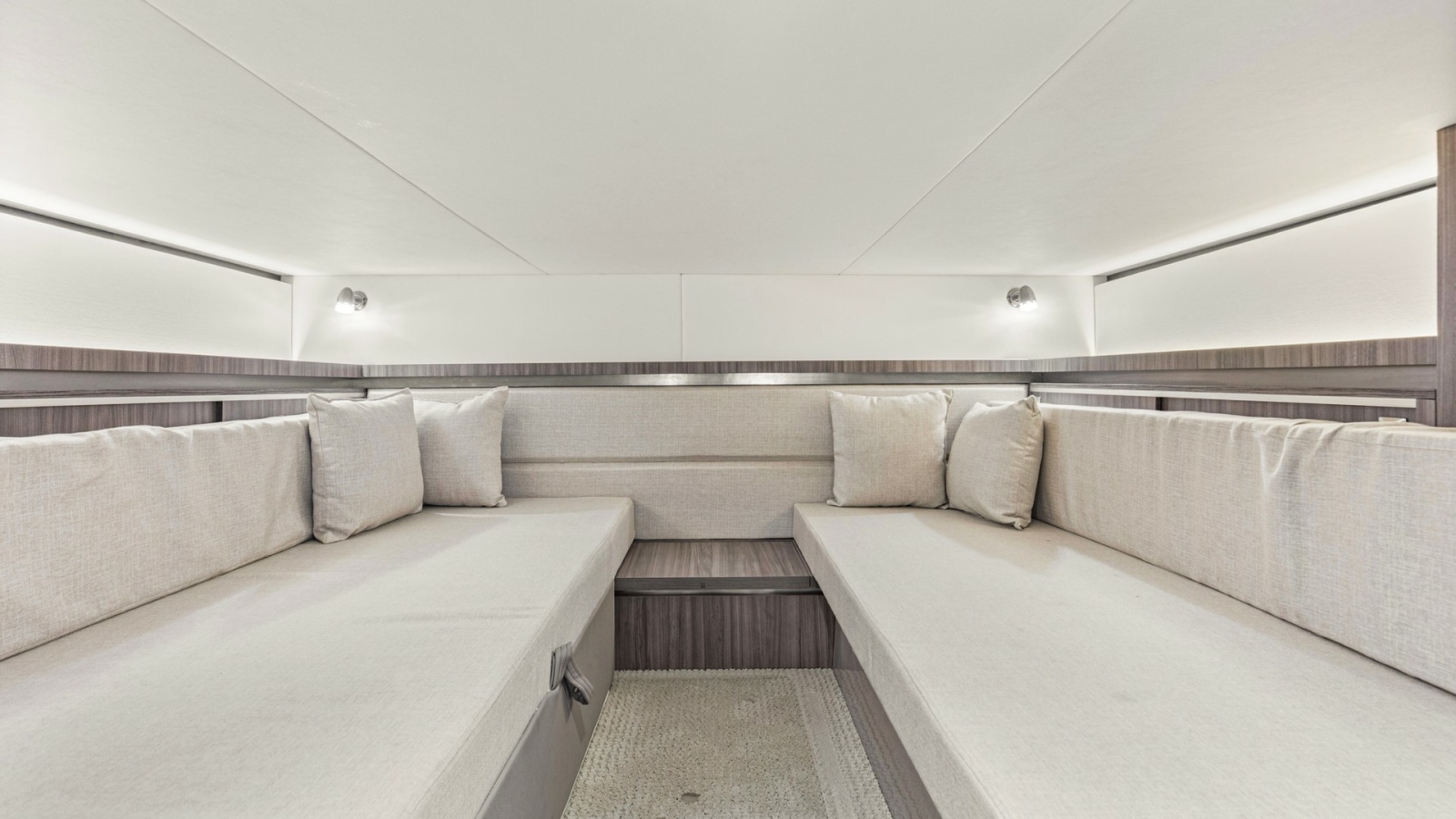 2022 32 Sea Ray 320 Sundancer OB Raya Sunshine Cabin (2)