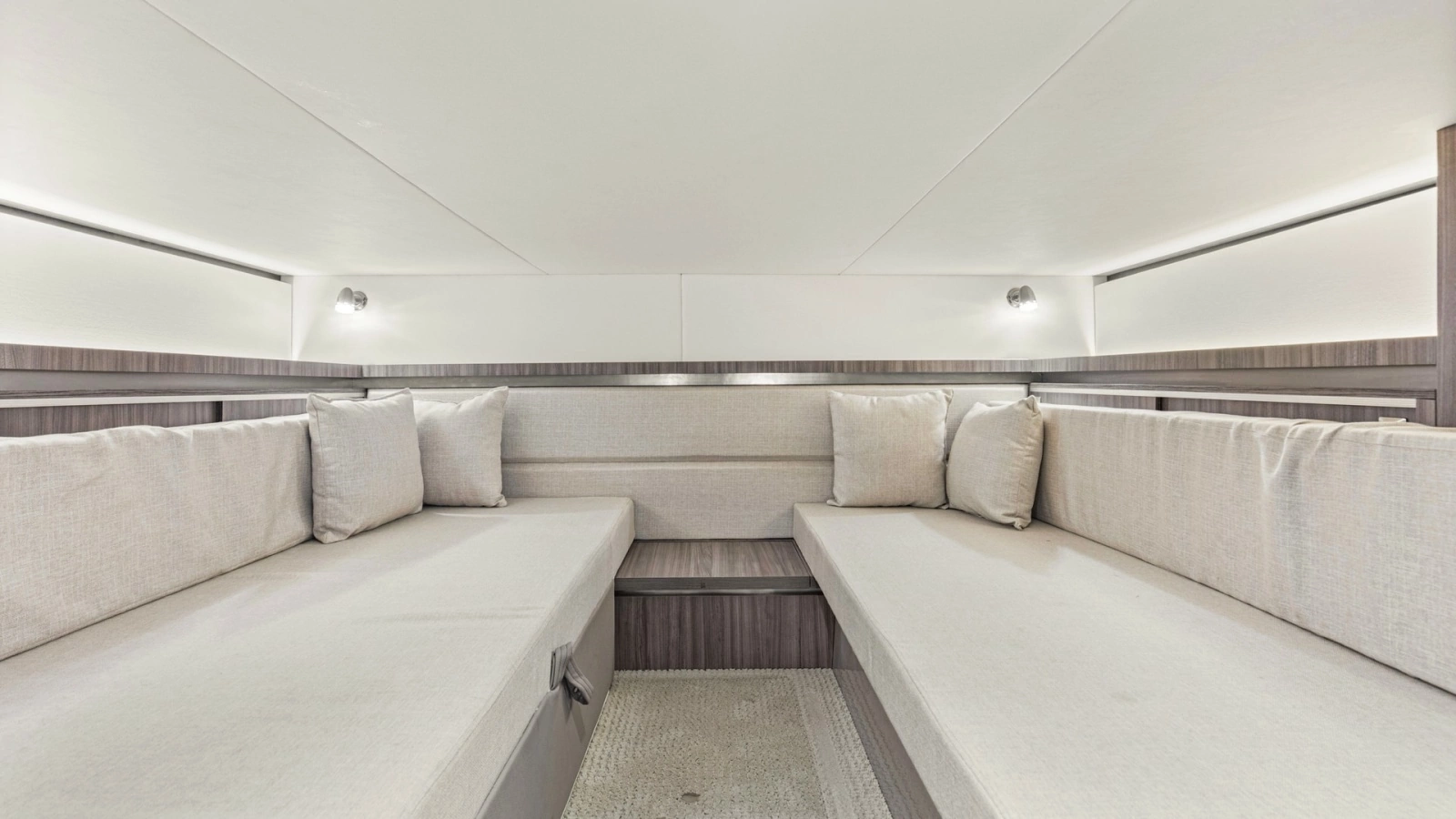 2022 32 Sea Ray 320 Sundancer OB Raya Sunshine Cabin (2)