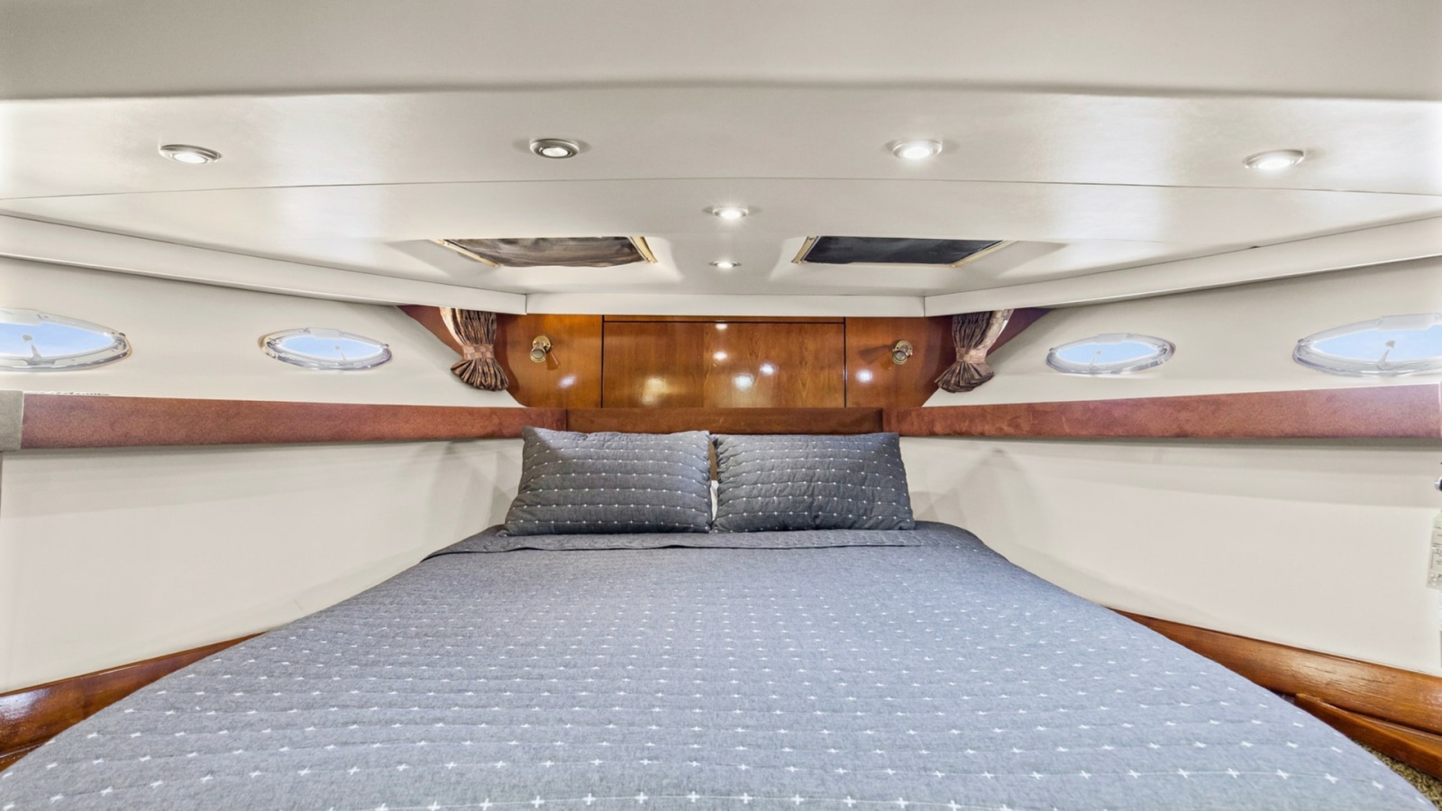 2007 Meridian 490 SE Pilothouse Trust Forward Stateroom