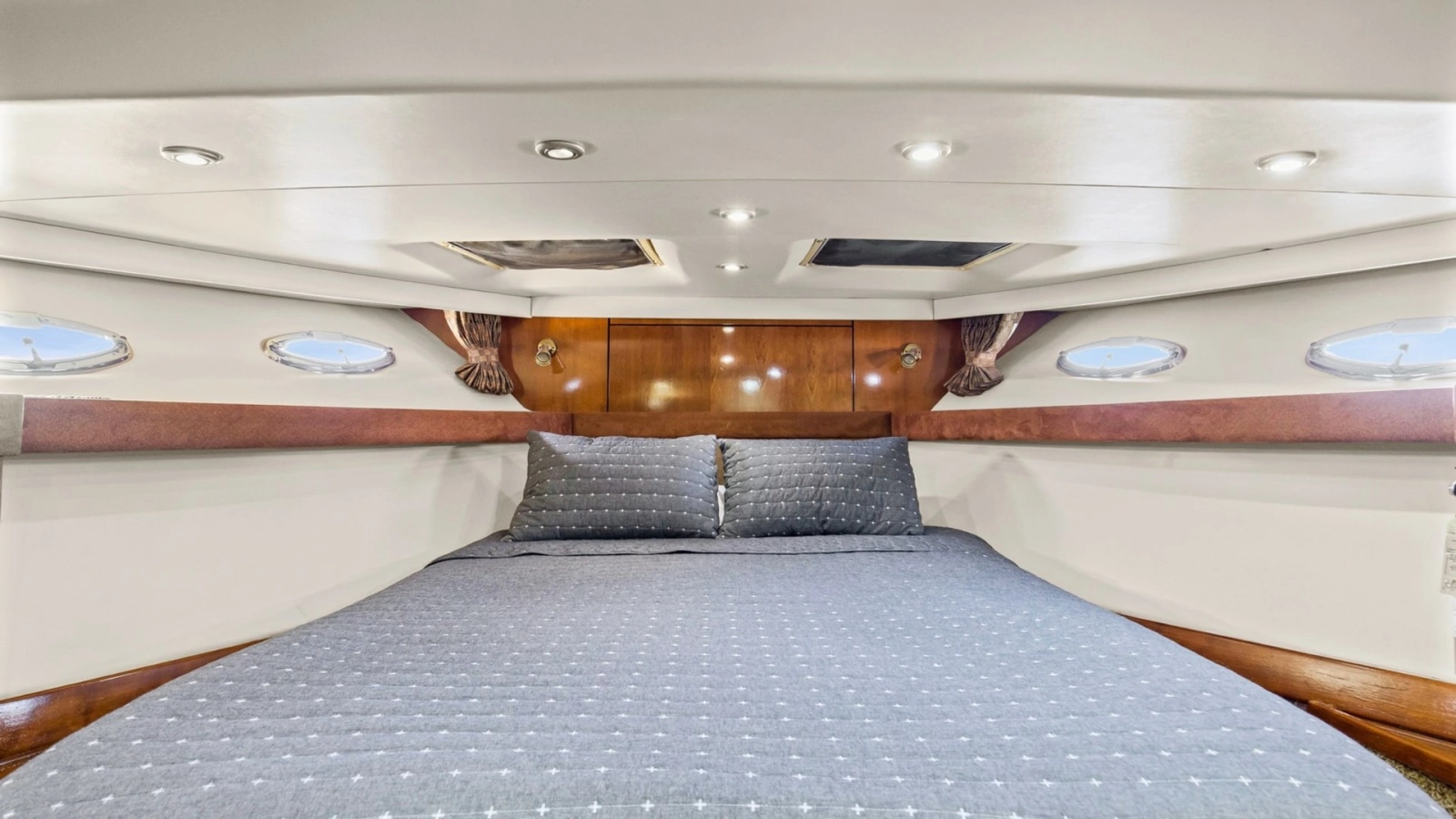 2007 Meridian 490 SE Pilothouse Trust Forward Stateroom