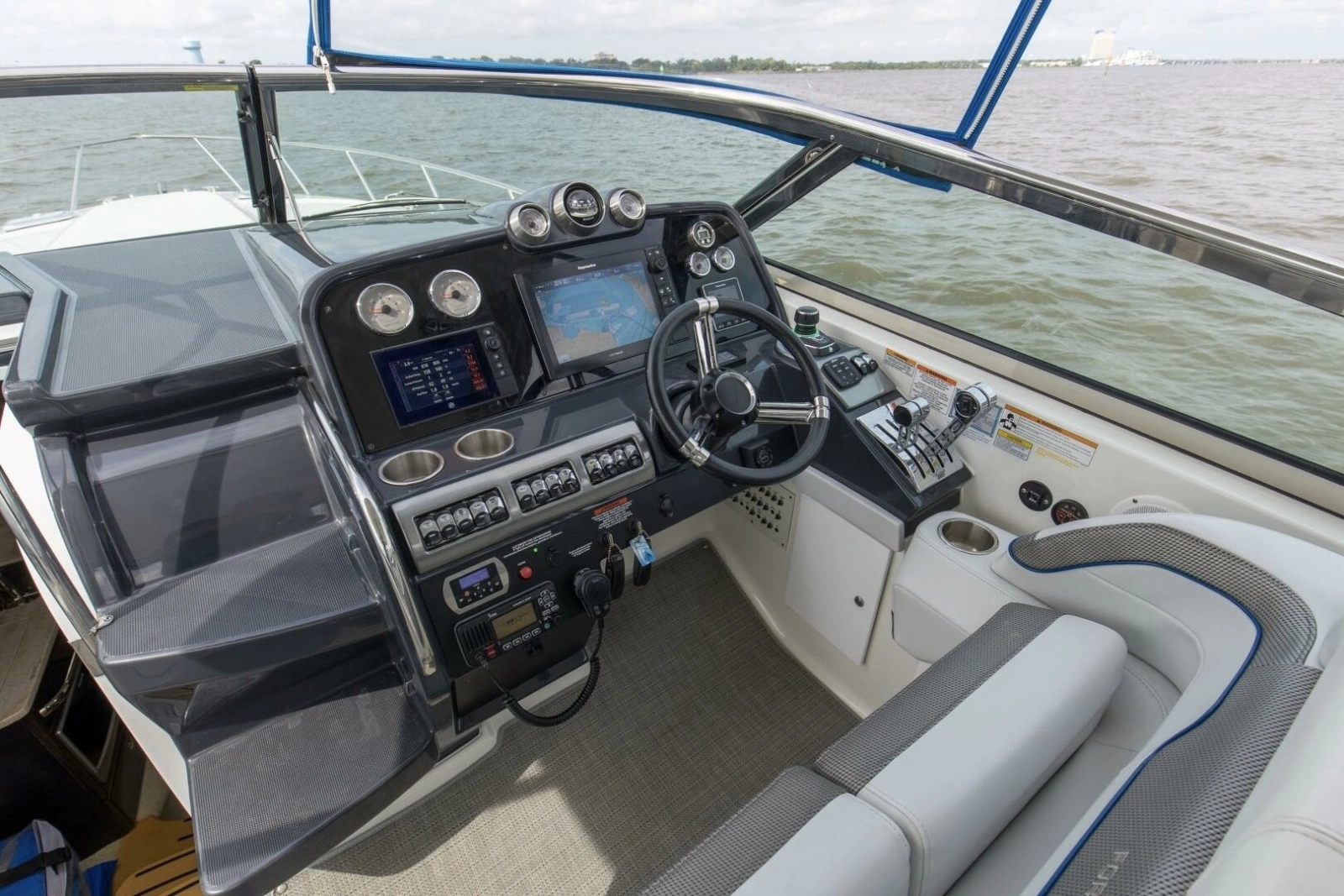 2017 37 Formula 370 SS Bluebird Helm (4)