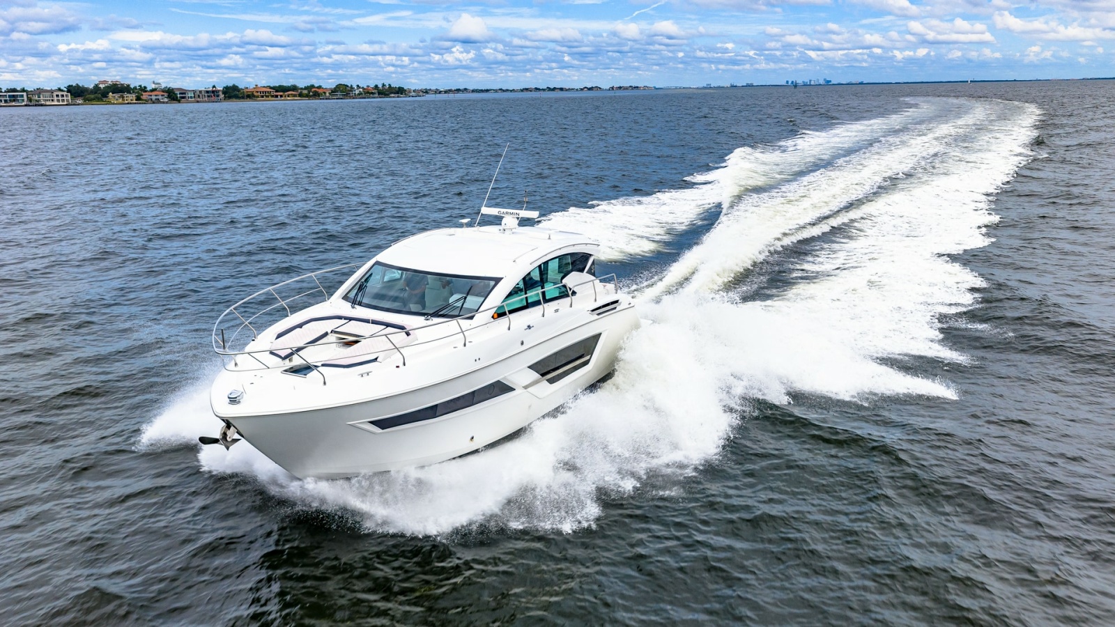 Cruisers Yachts Cantius 46 in Motion