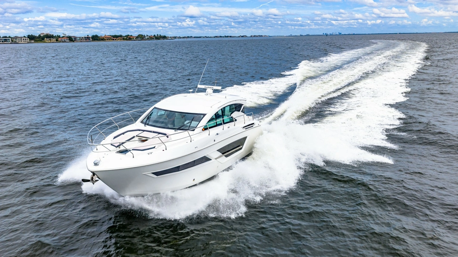 Cruisers Yachts Cantius 46 in Motion