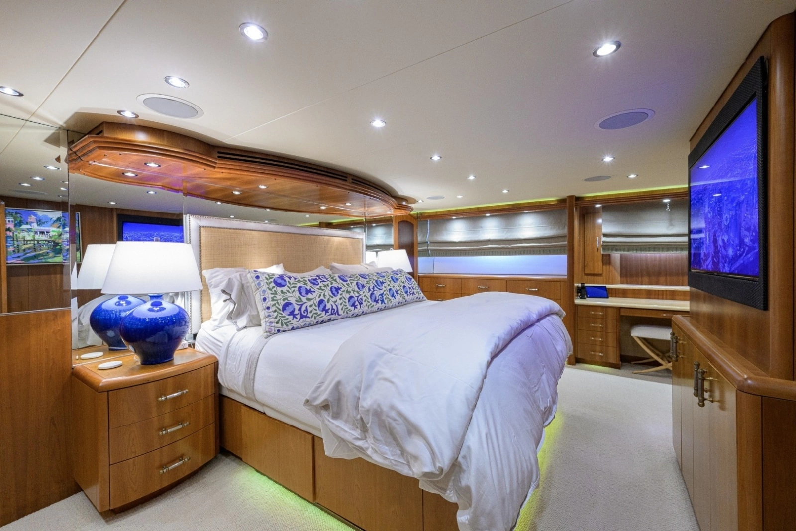 Hatteras 100 MAGIC - Master Stateroom