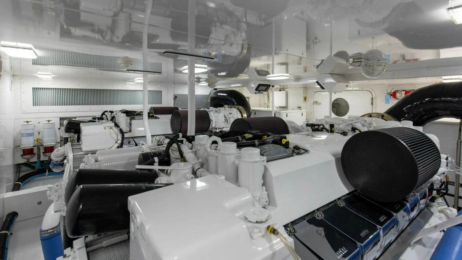 64_2827464_2005_76_whiticar_enclosed_bridge_badonkadonk_engine_room_10