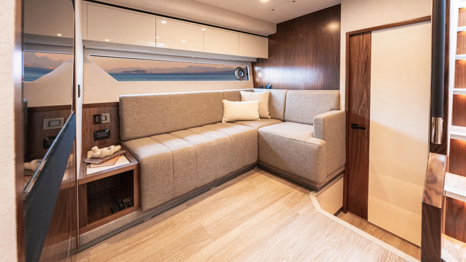 6800 SPORT YACHT 68ft Riviera Yacht For Sale