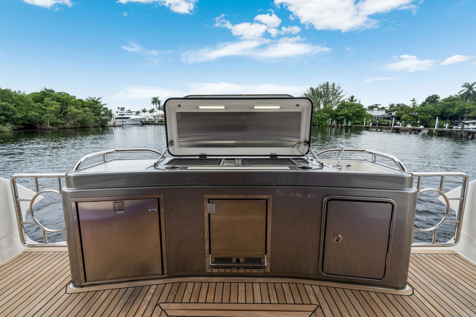 6000 SPORT YACHT 60ft Riviera Yacht For Sale
