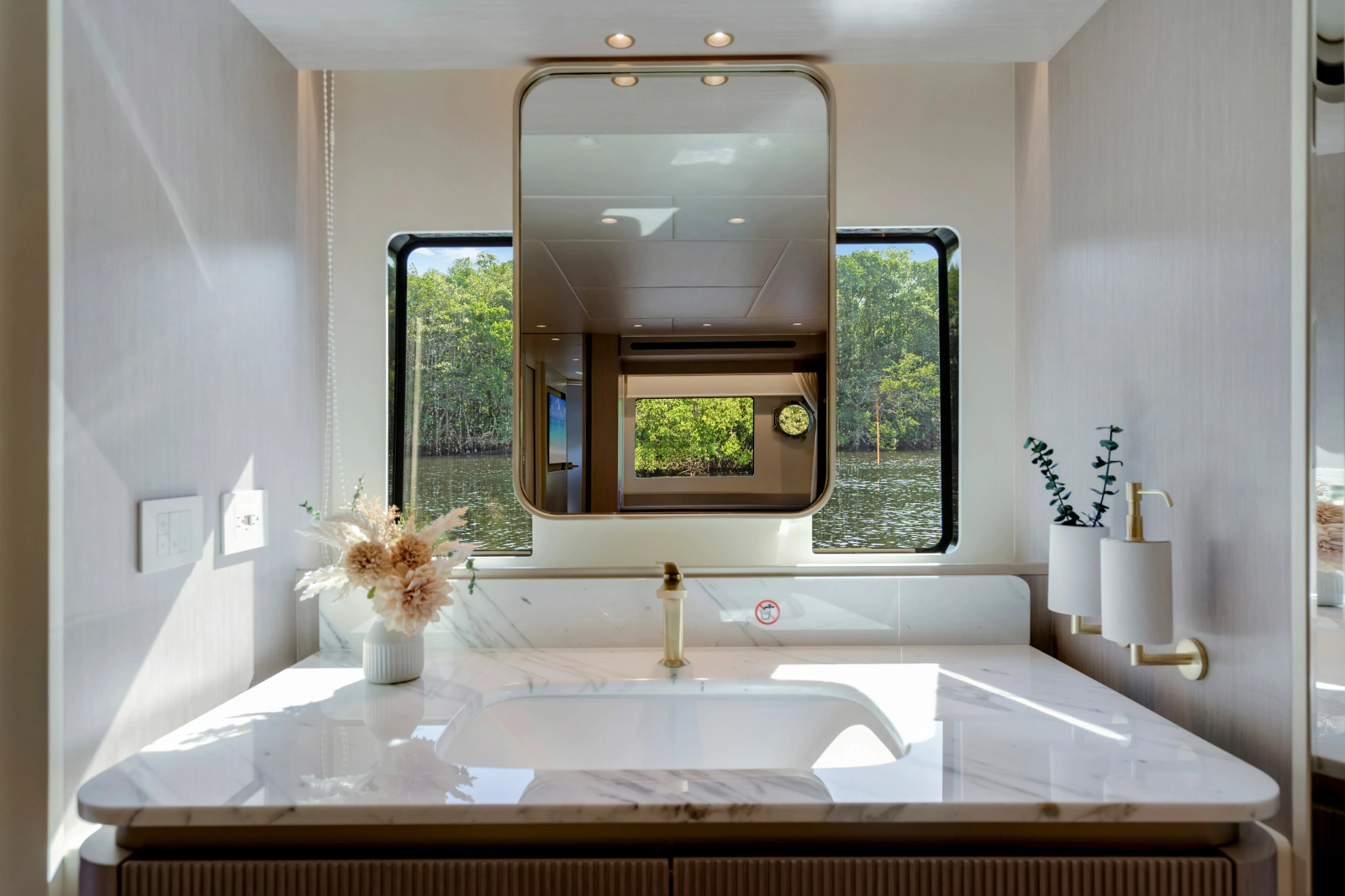 70 FLY 70ft Absolute Yacht For Sale