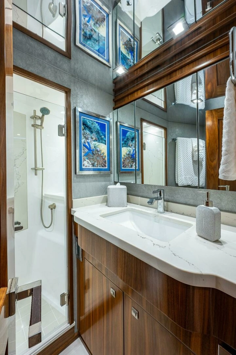 Viking 75 MIRAGE - Forward Guest Head