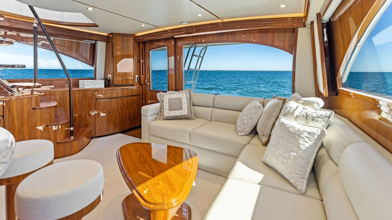 Luxurious Salon with Ocean View