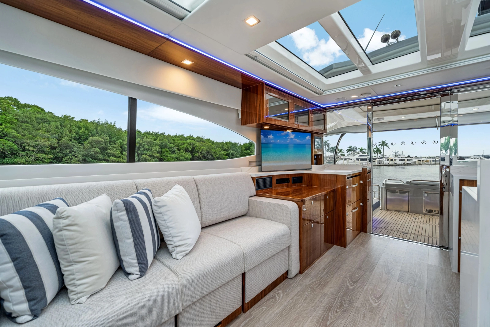 6000 SPORT YACHT 60ft Riviera Yacht For Sale