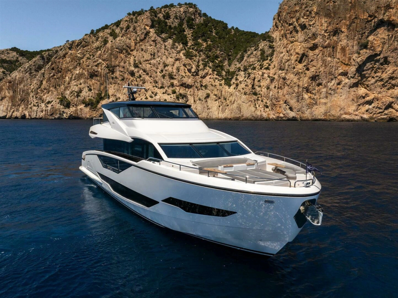 90 OCEAN ENCLOSED 90ft Sunseeker Yacht For Sale