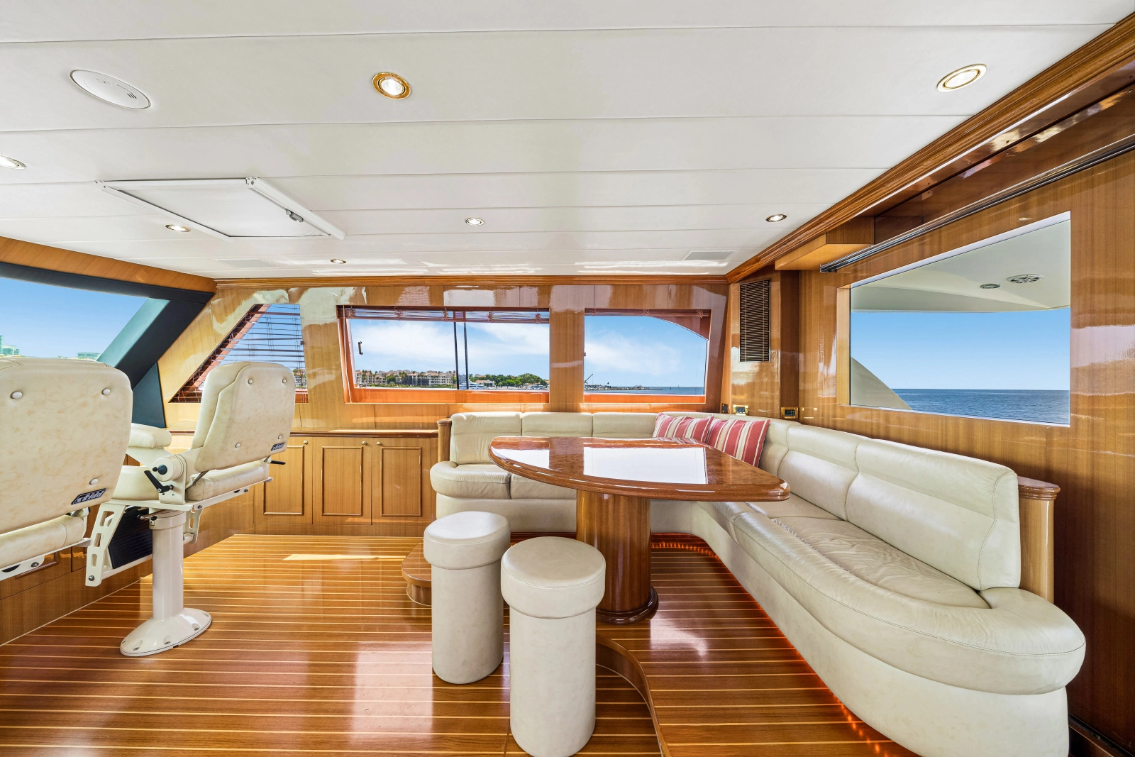 2006 Horizon 82 Skylounge