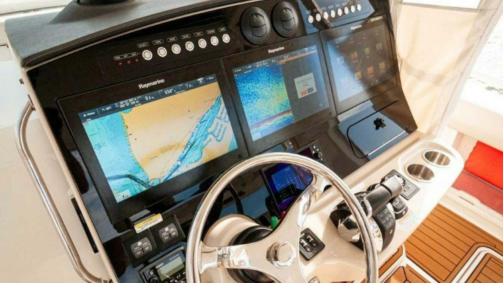 2018 42 Boston Whaler 420 Outrage The Tyder II Helm (2)