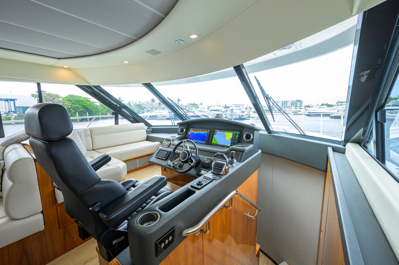 2019 Riviera 5400 Sport Yacht