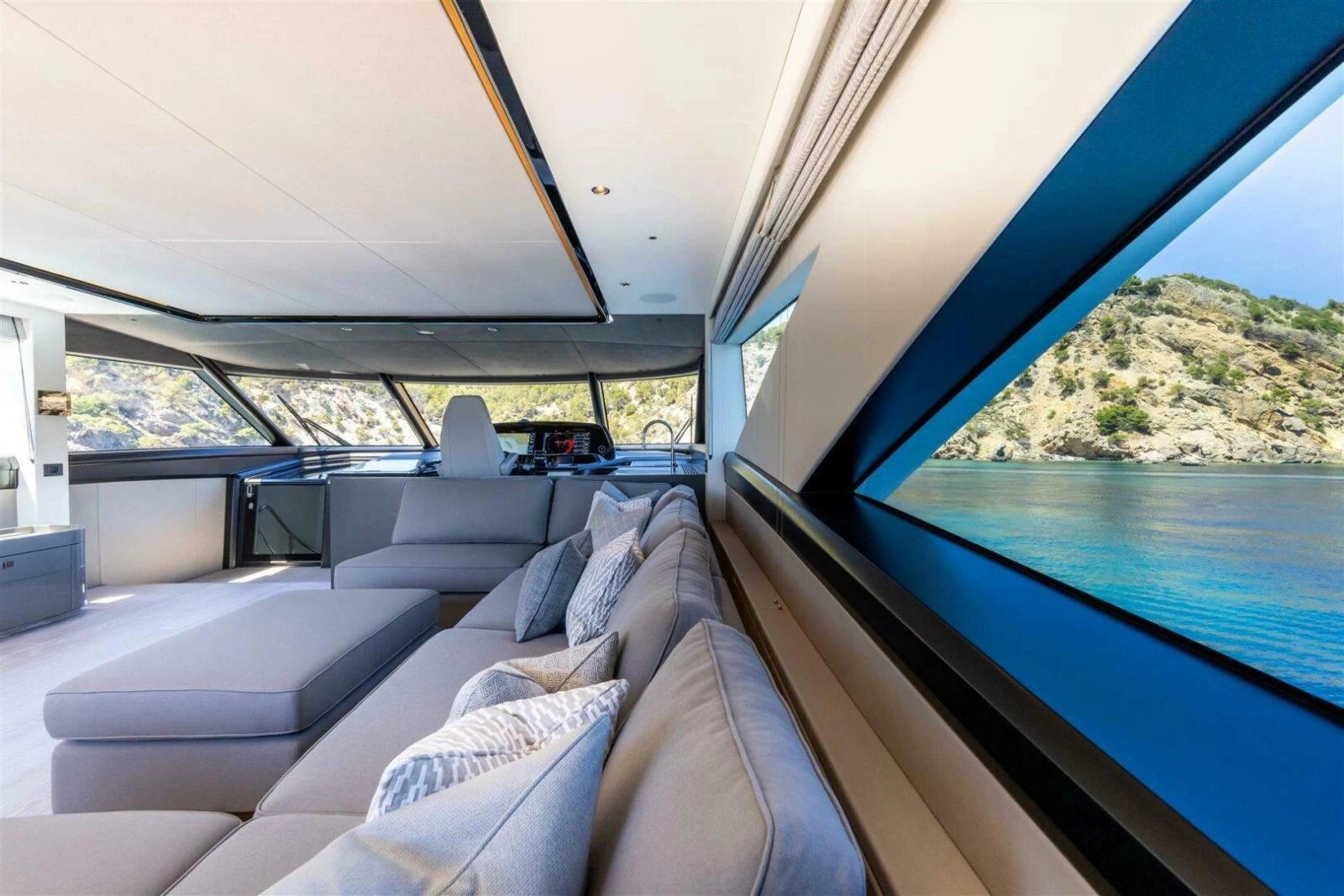 90 OCEAN ENCLOSED 90ft Sunseeker Yacht For Sale