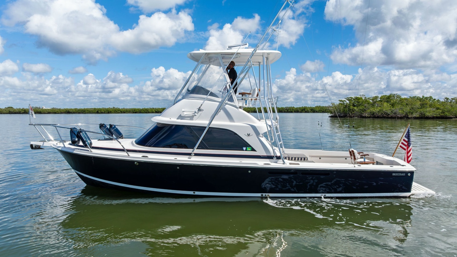 Side Profile of Bertram 35 Flybridge