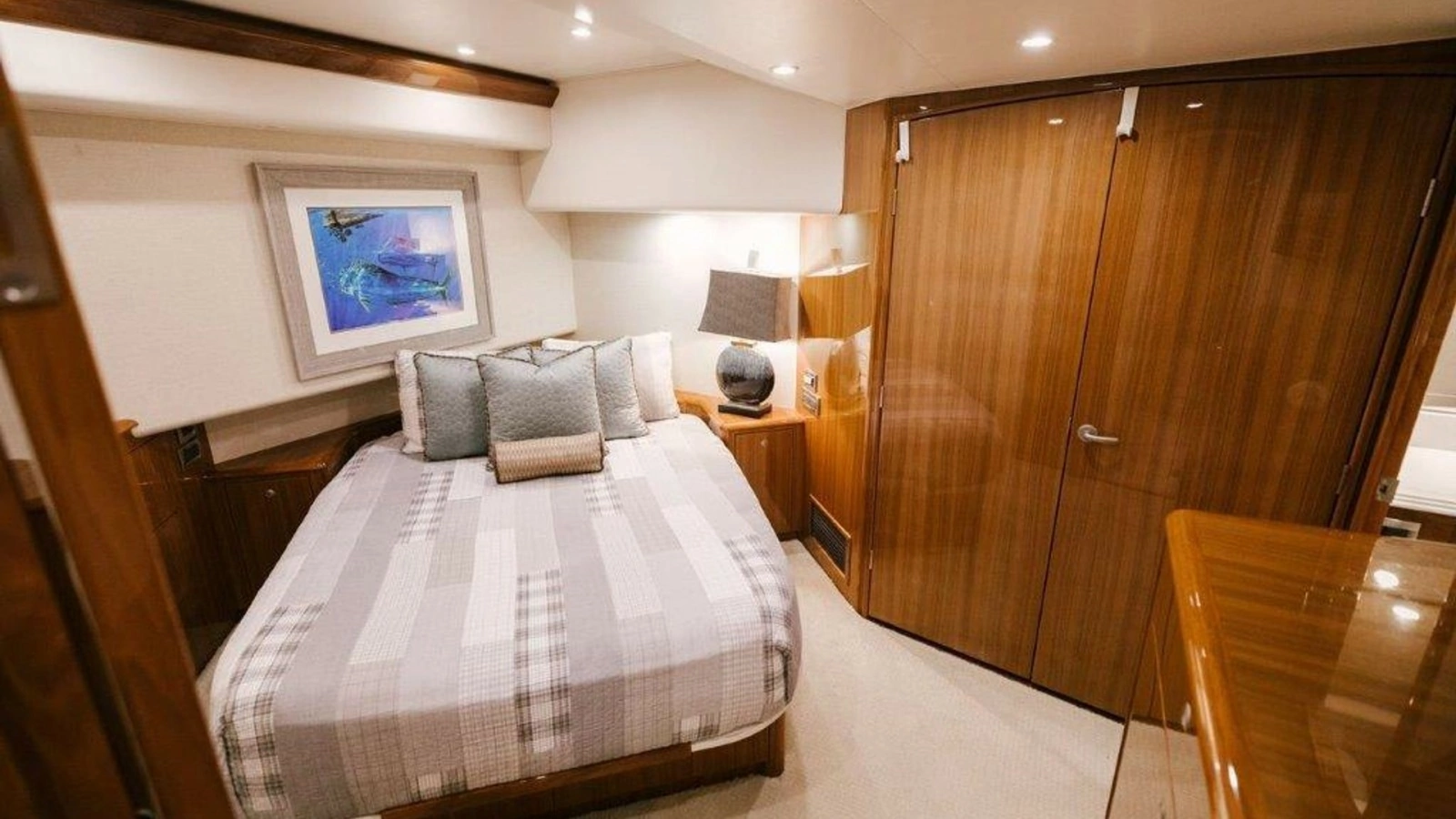 2007 64 Viking CNV Evil Eyes Master Stateroom (1)