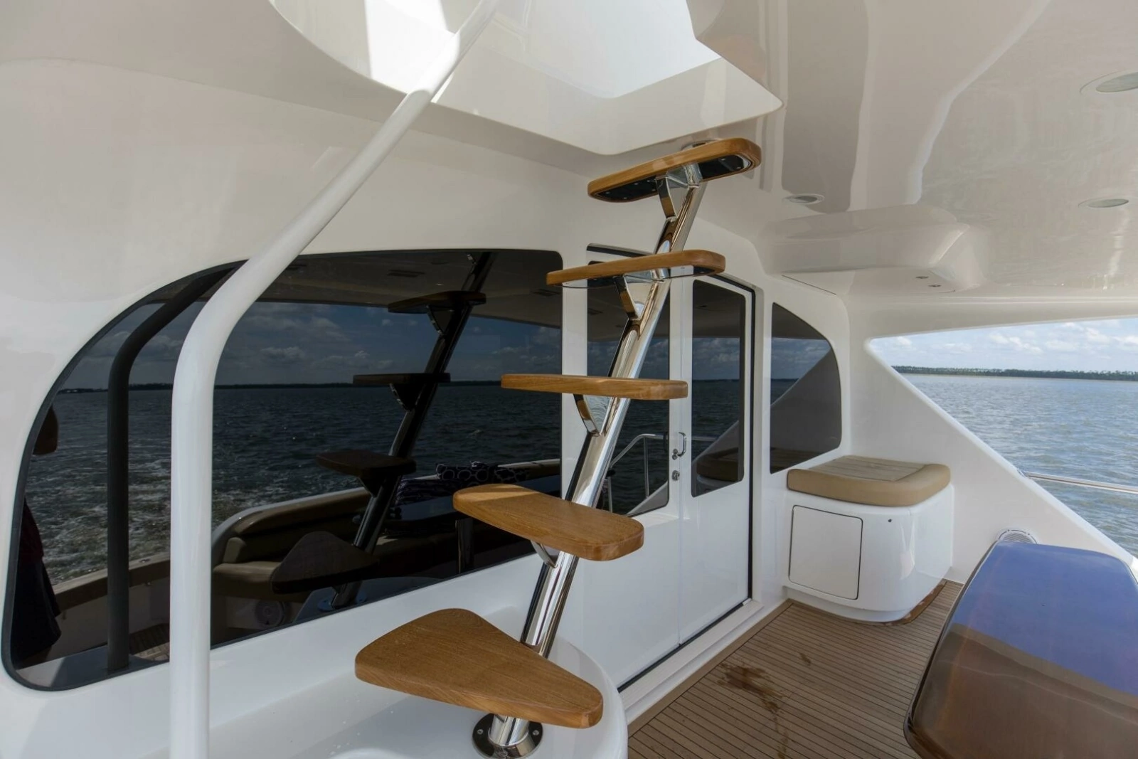 2016 92 Viking Enclosed Bridge Touche Stern Deck (8)