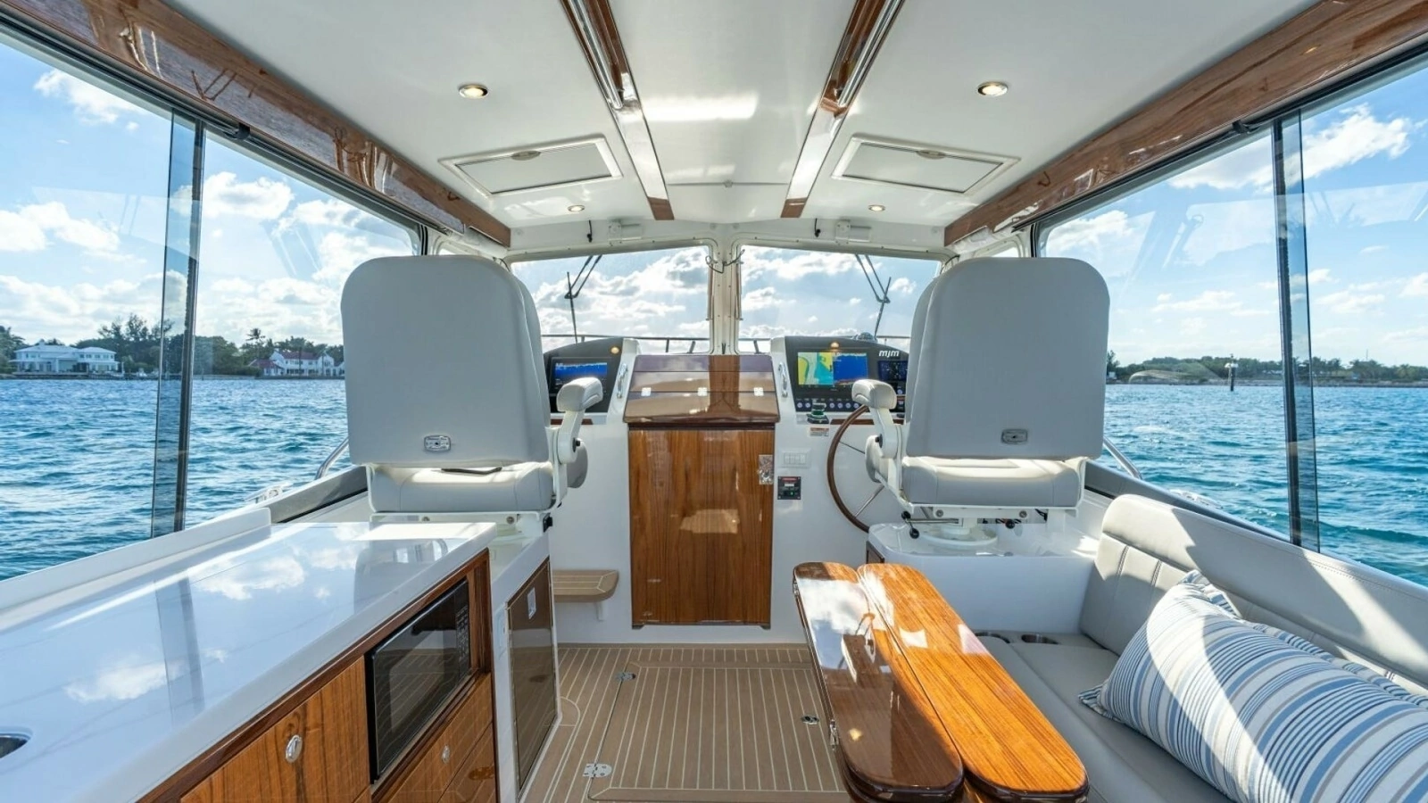 MJM 38RS Pilothouse
