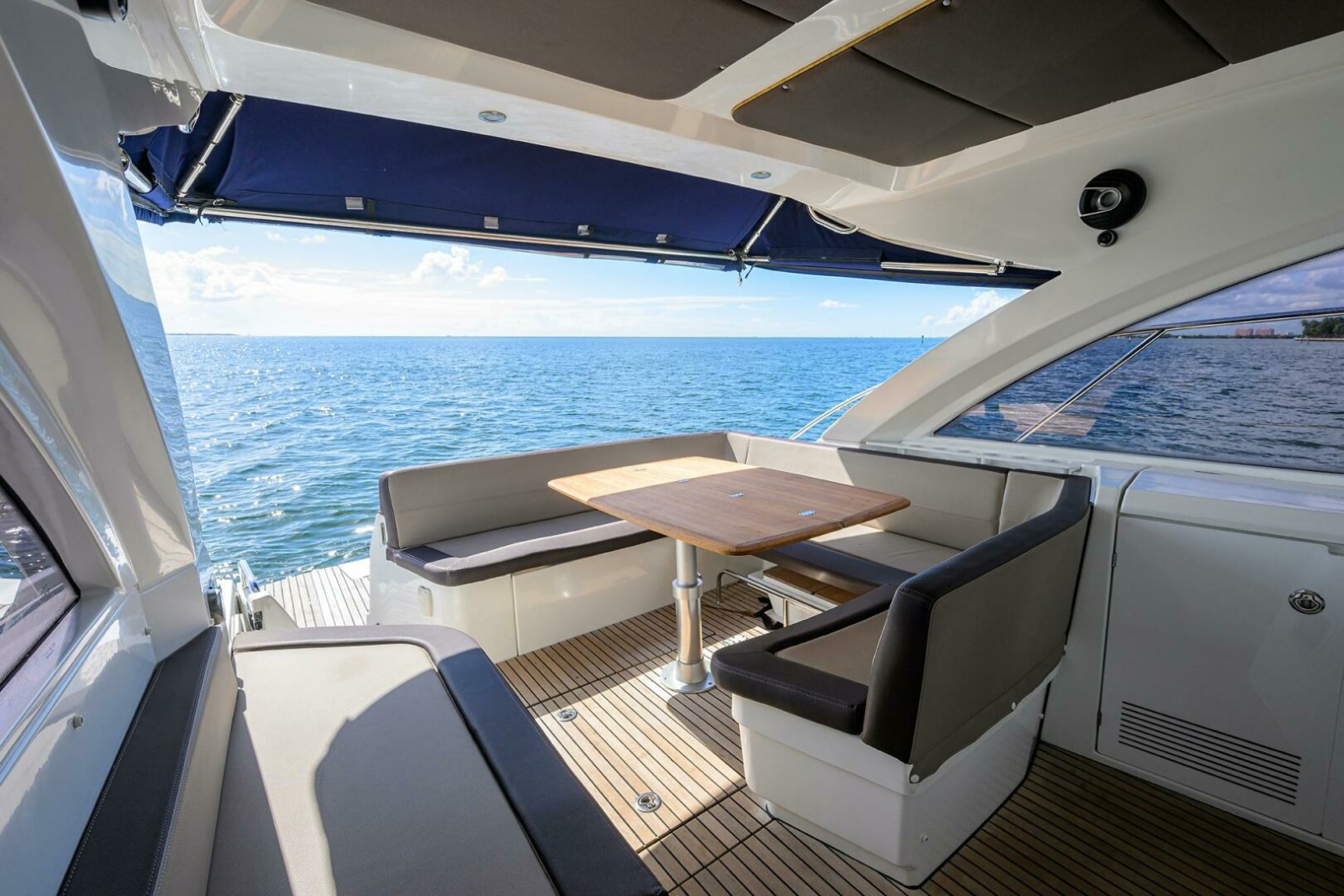 Beneteau 38 GT - Helm Deck Seating