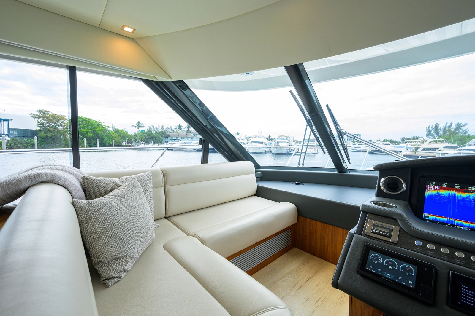 2019 Riviera 5400 Sport Yacht