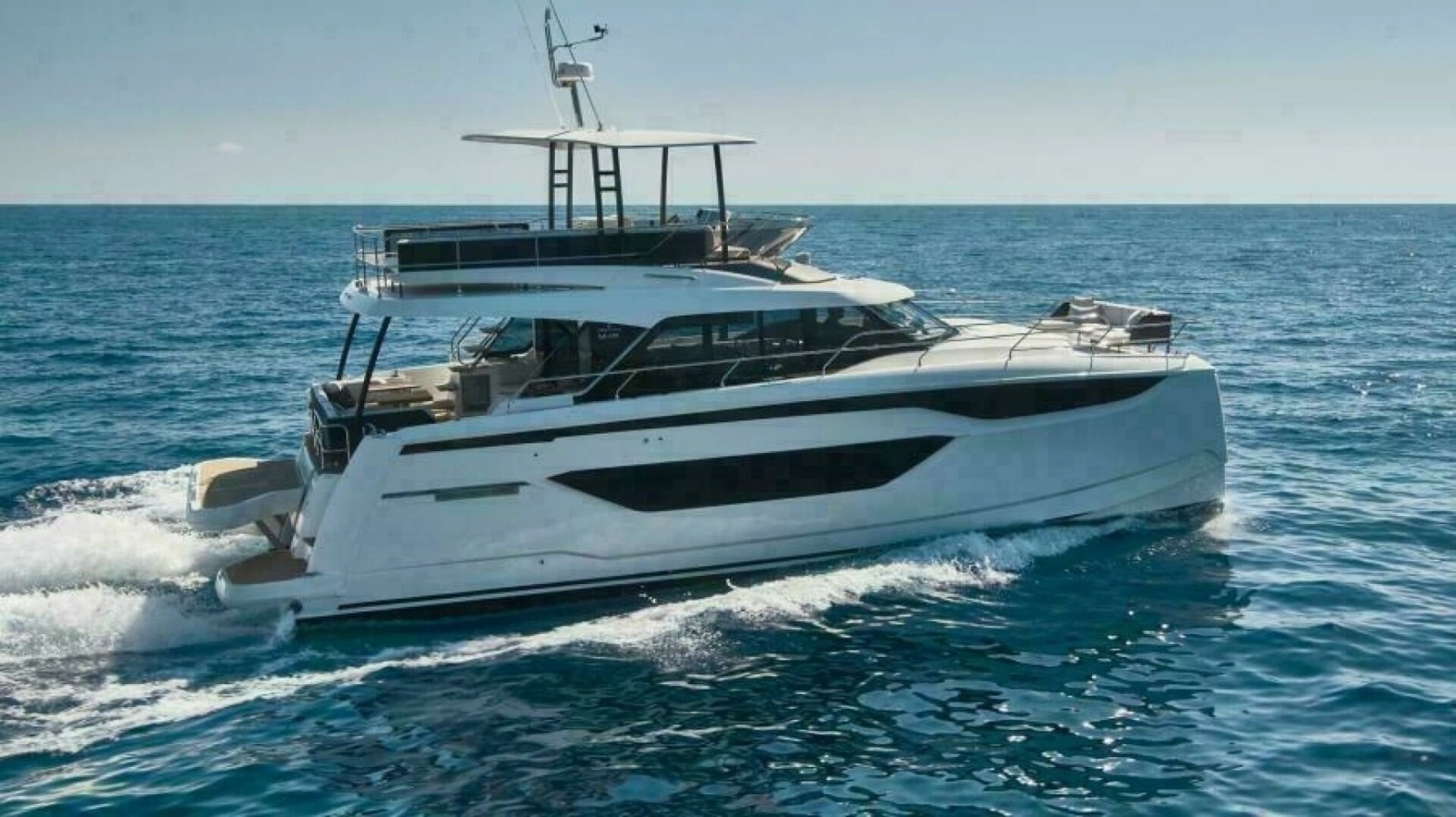 Prestige M48 Starboard Profile