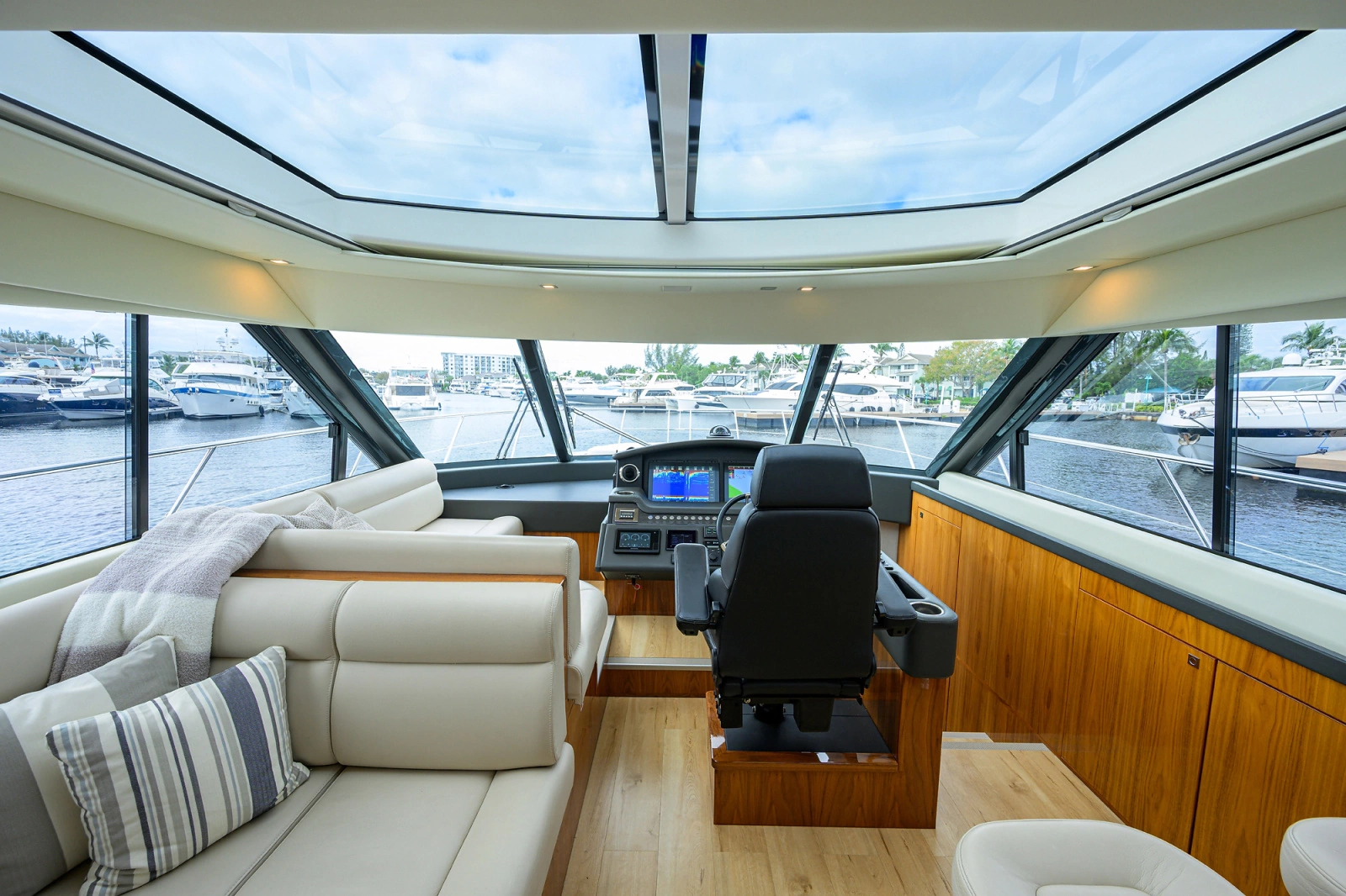 2019 Riviera 5400 Sport Yacht